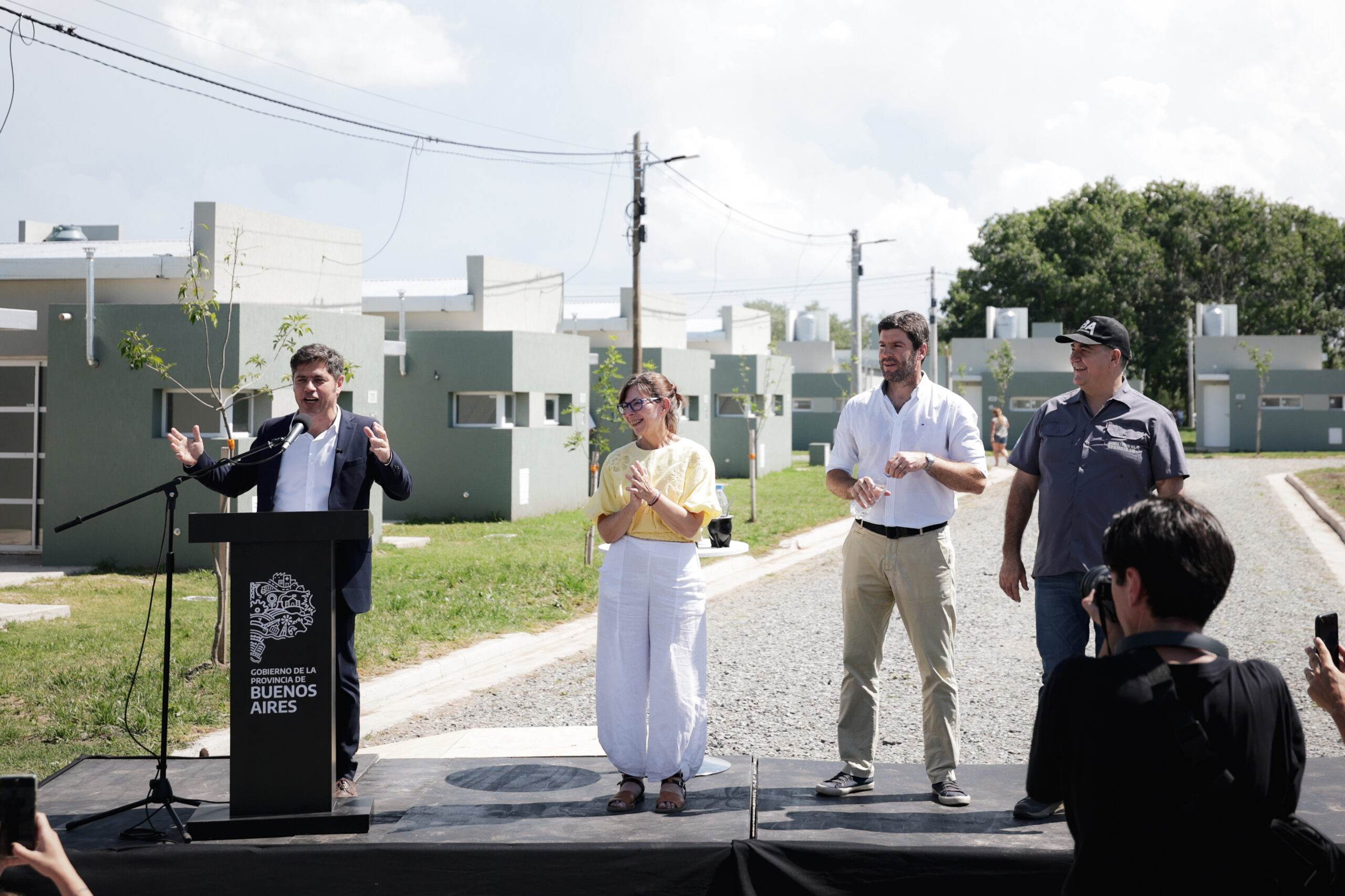 Kicillof entregó viviendas a familias de Tandil y Ayacucho