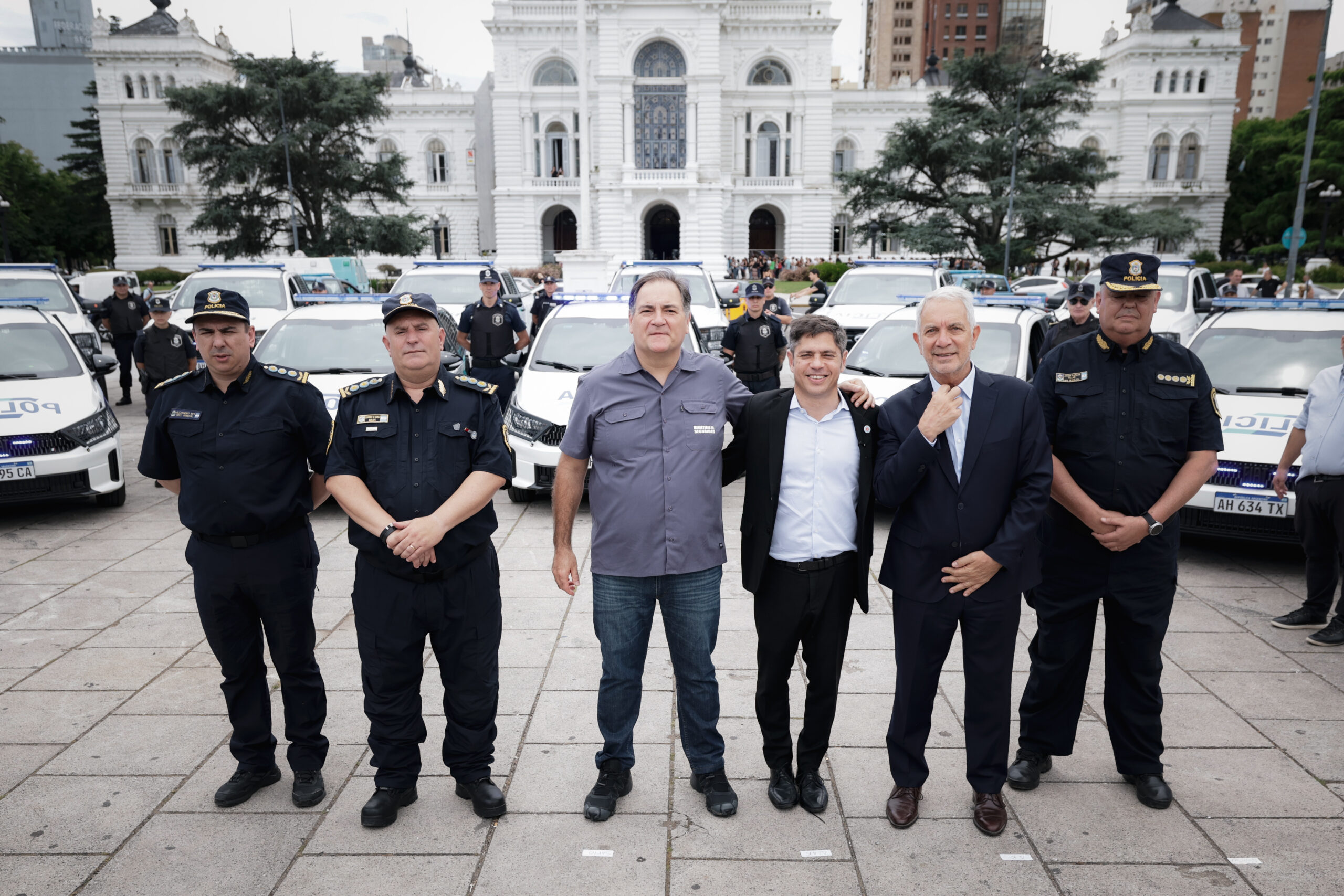 LA PLATA-Kicillof entregó 40 nuevos patrulleros para fortalecer la seguridad