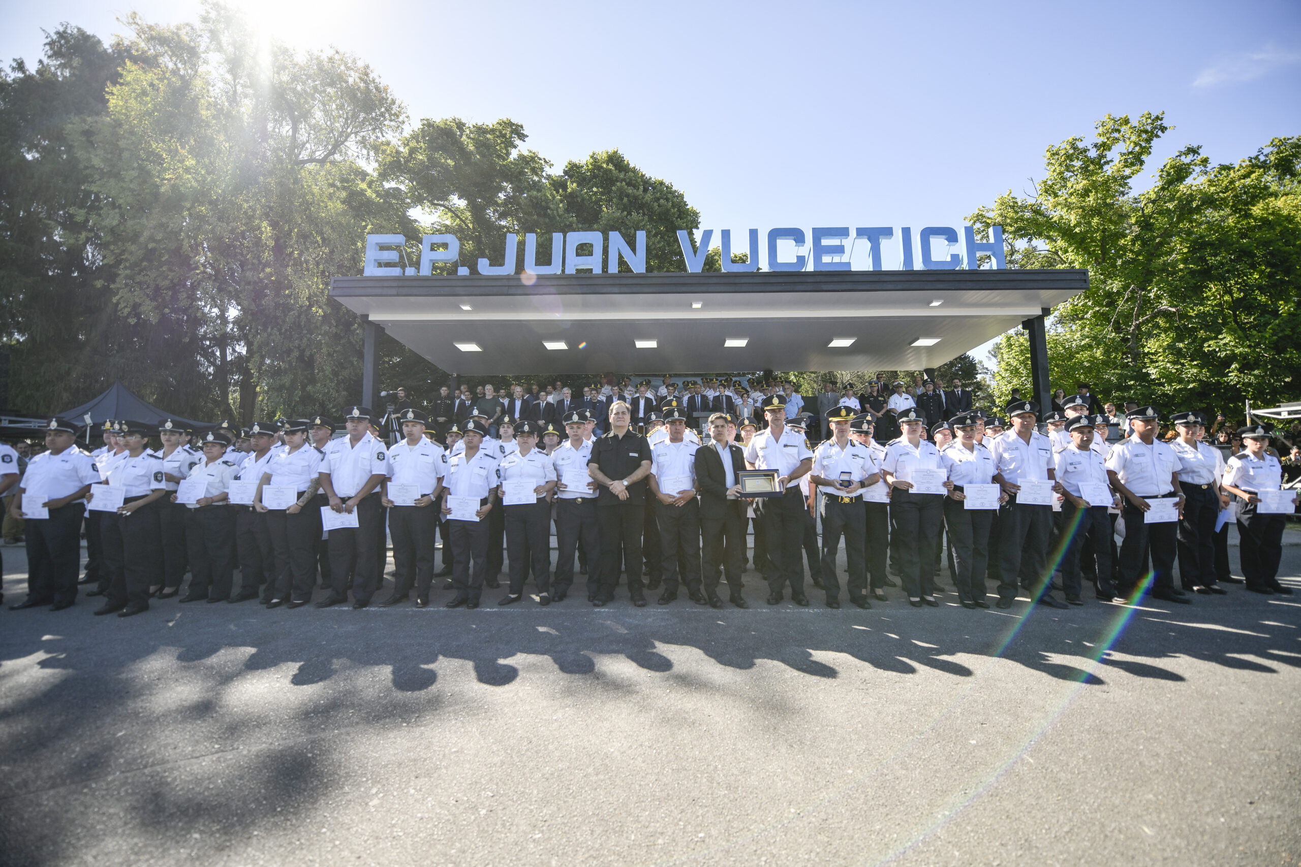 Kicillof encabezó el acto de egreso de 2.265 oficiales de la Policía provincial