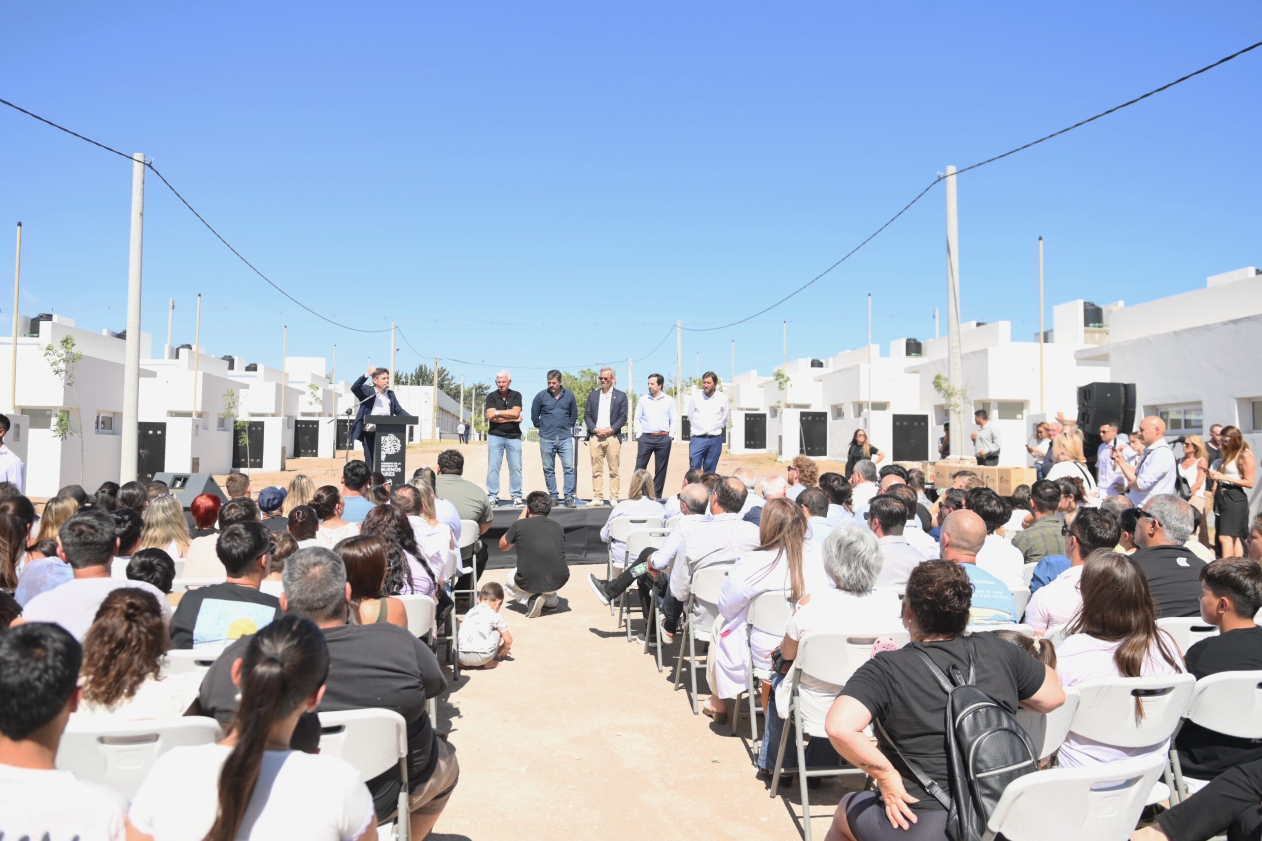 MONTE HERMOSO-Kicillof entregó viviendas e inauguró un centro universitario Puentes
