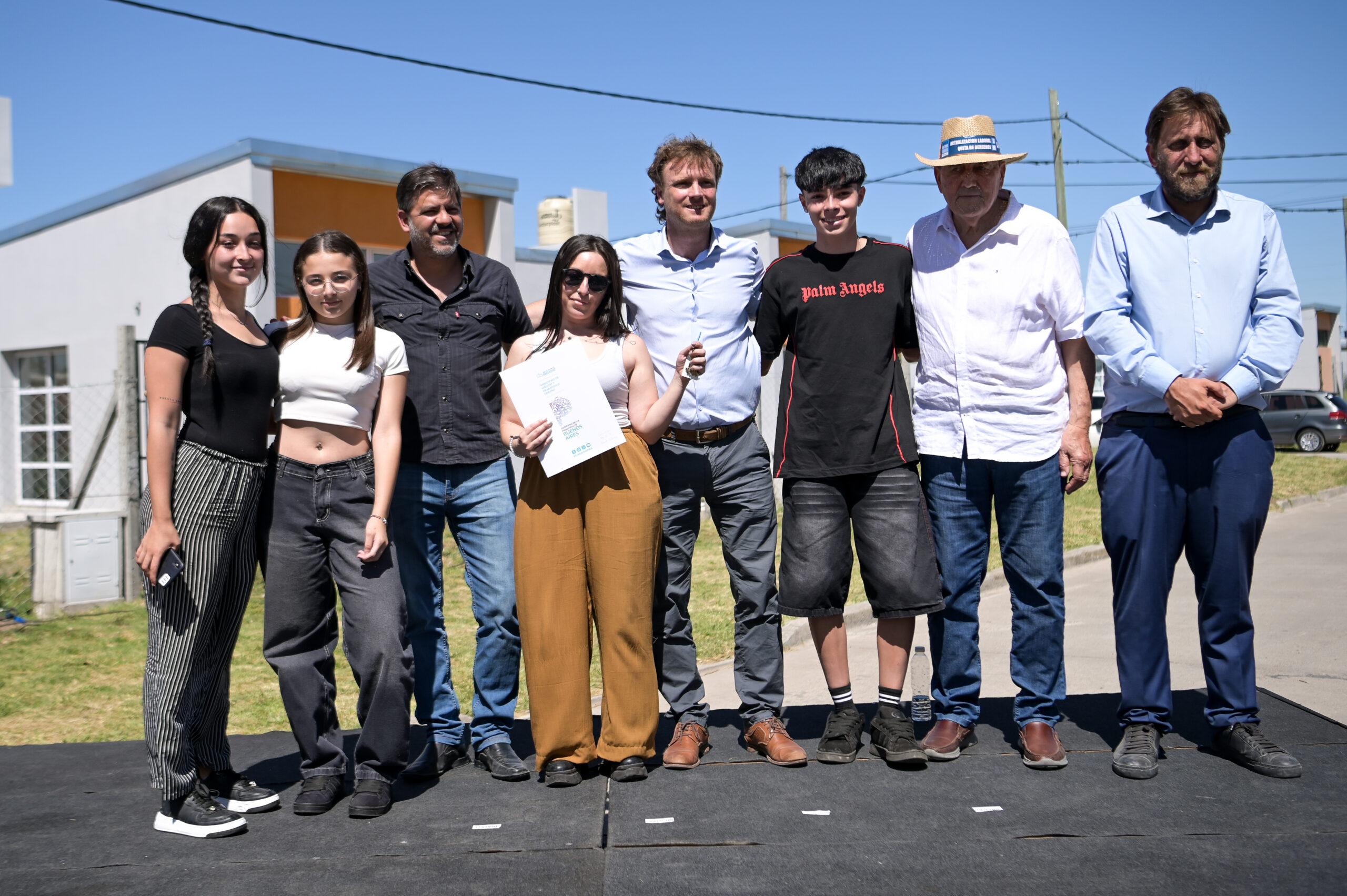 Familias de Laprida y Olavarría recibieron sus casas construidas por el Gobierno de la Provincia