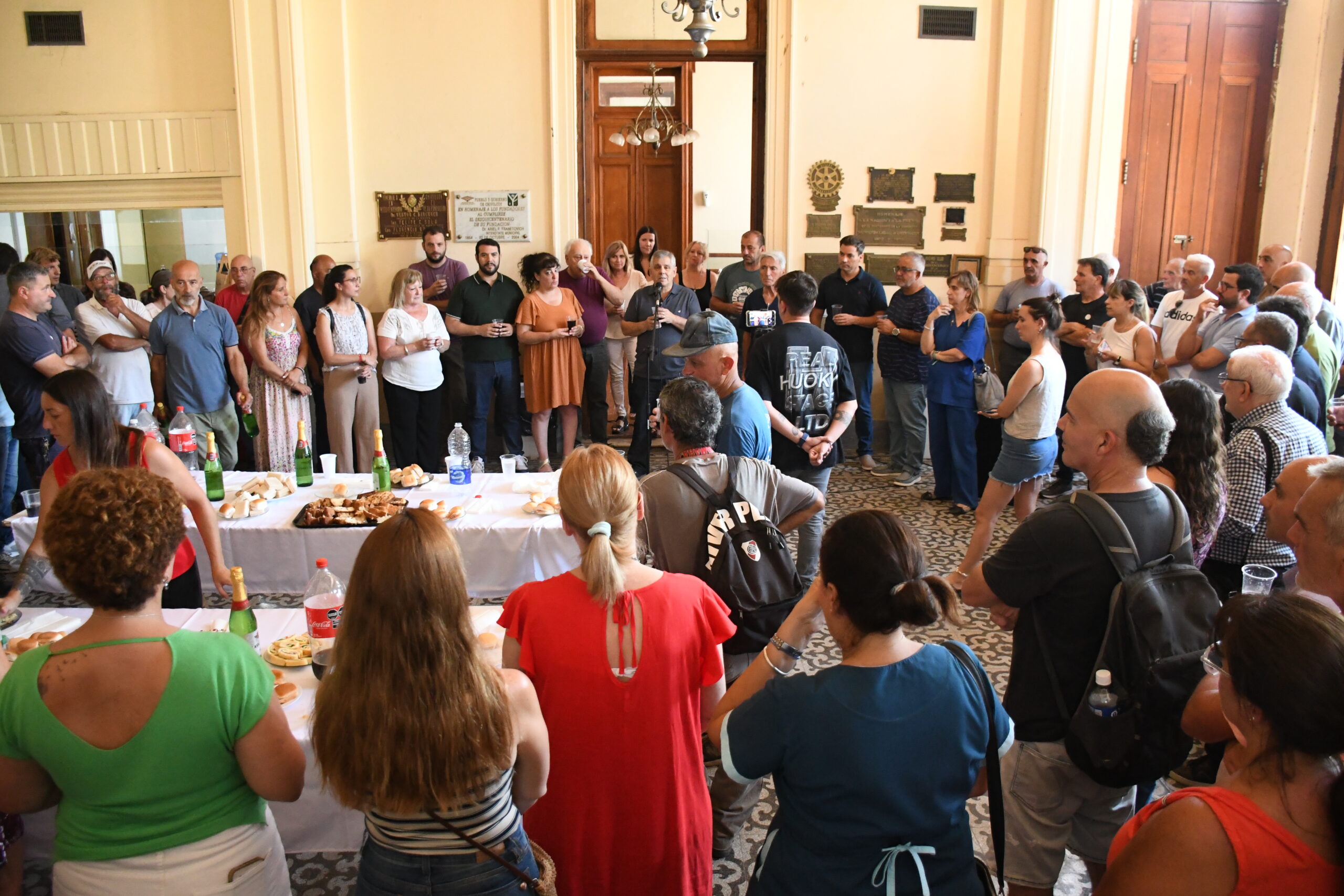 El intendente Guillermo Britos compartió un brindis de fin de año con los empleados municipales: “Gracias por el trabajo realizado, les deseo un excelente año 2026”