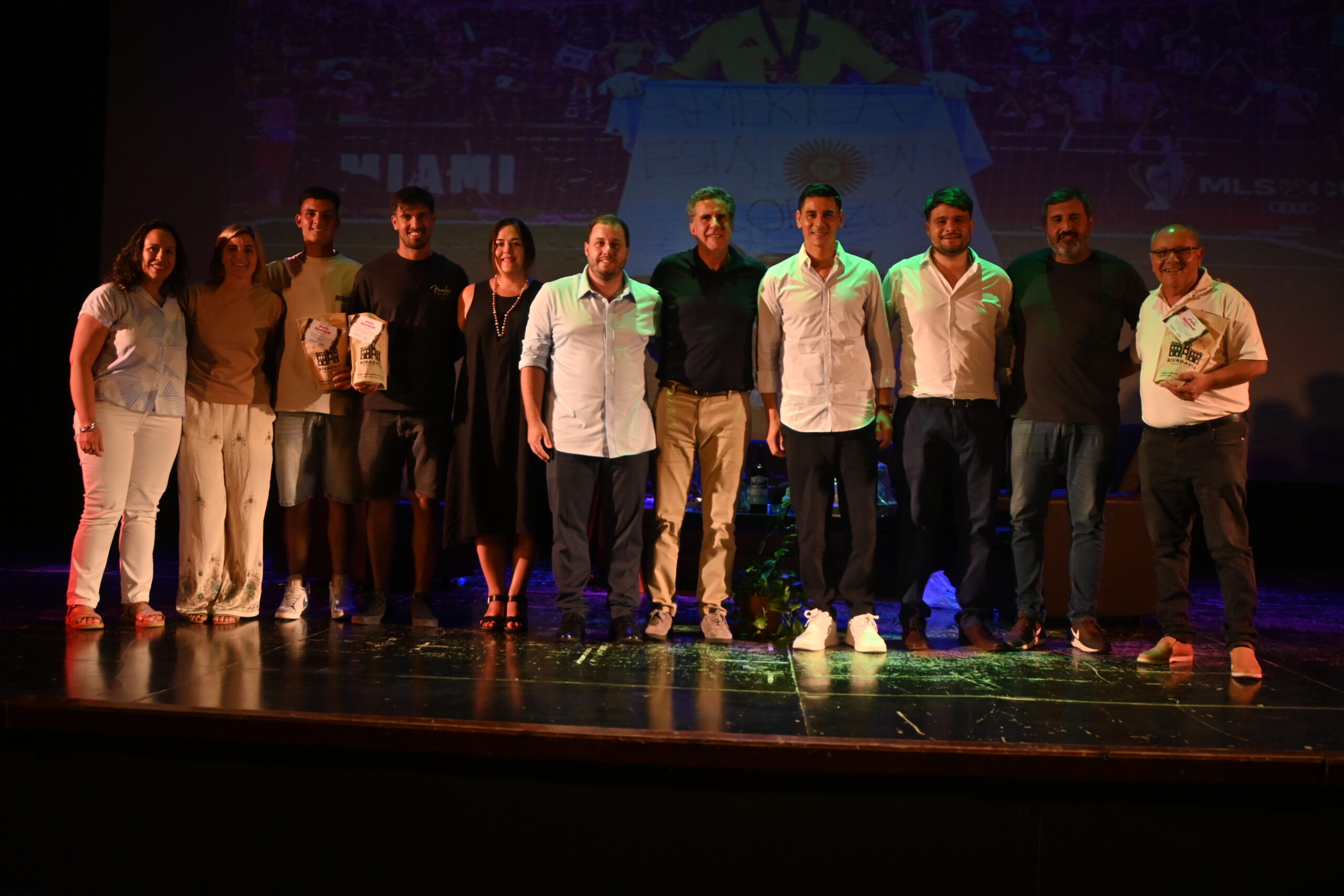 Ante un teatro colmado, Oscar Ustari repasó su exitosa carrera deportiva a los vecinos de América