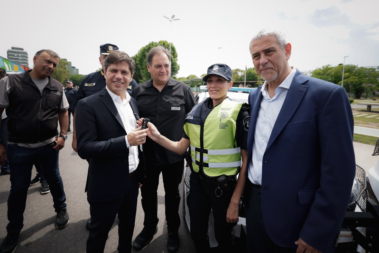 AVELLANEDA-Kicillof entregó 30 nuevos patrulleros para fortalecer la seguridad