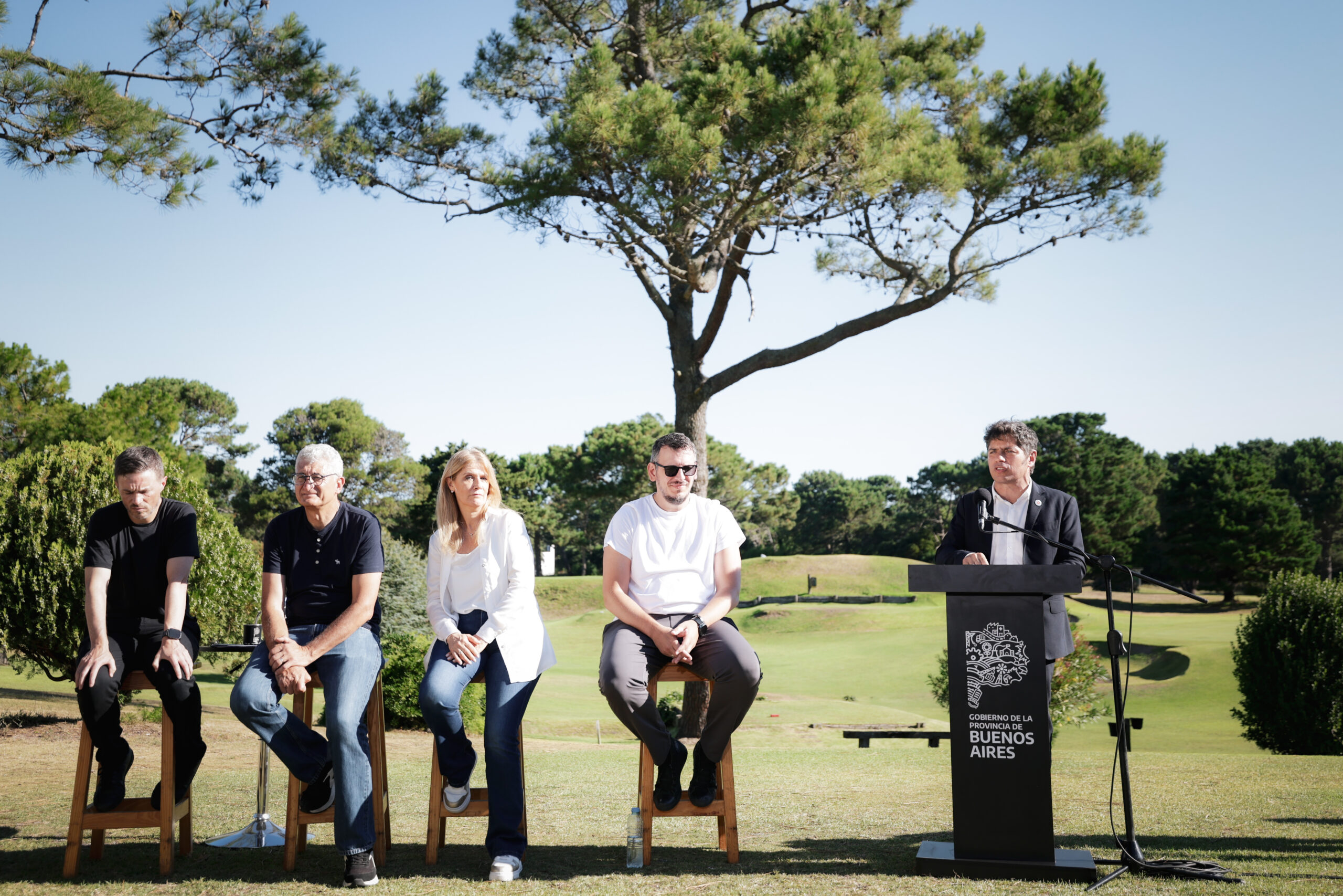 VILLA GESELL-Kicillof: “Trabajamos para que la temporada resista a las políticas económicas que destruyen el turismo local”