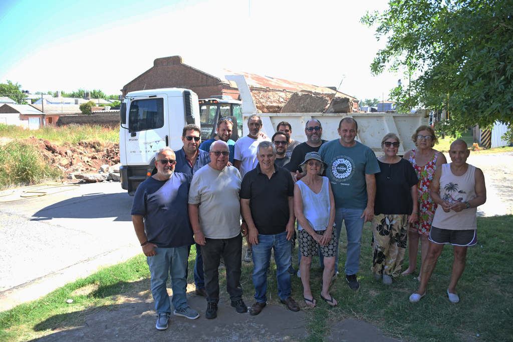 Obra clave para mejorar el acceso al Barrio Gral. San Martín: apertura de calle en Pellegrini y Diego Rositto (23)