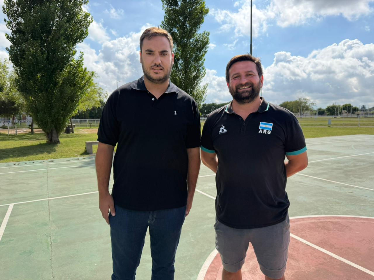 Propuestas de verano gratuitas en el Polideportivo Municipal: escuelas de beach voley, beach fútbol, beach handball, clases de zumba y yoga, y múltiples espacios para disfrutar del deporte