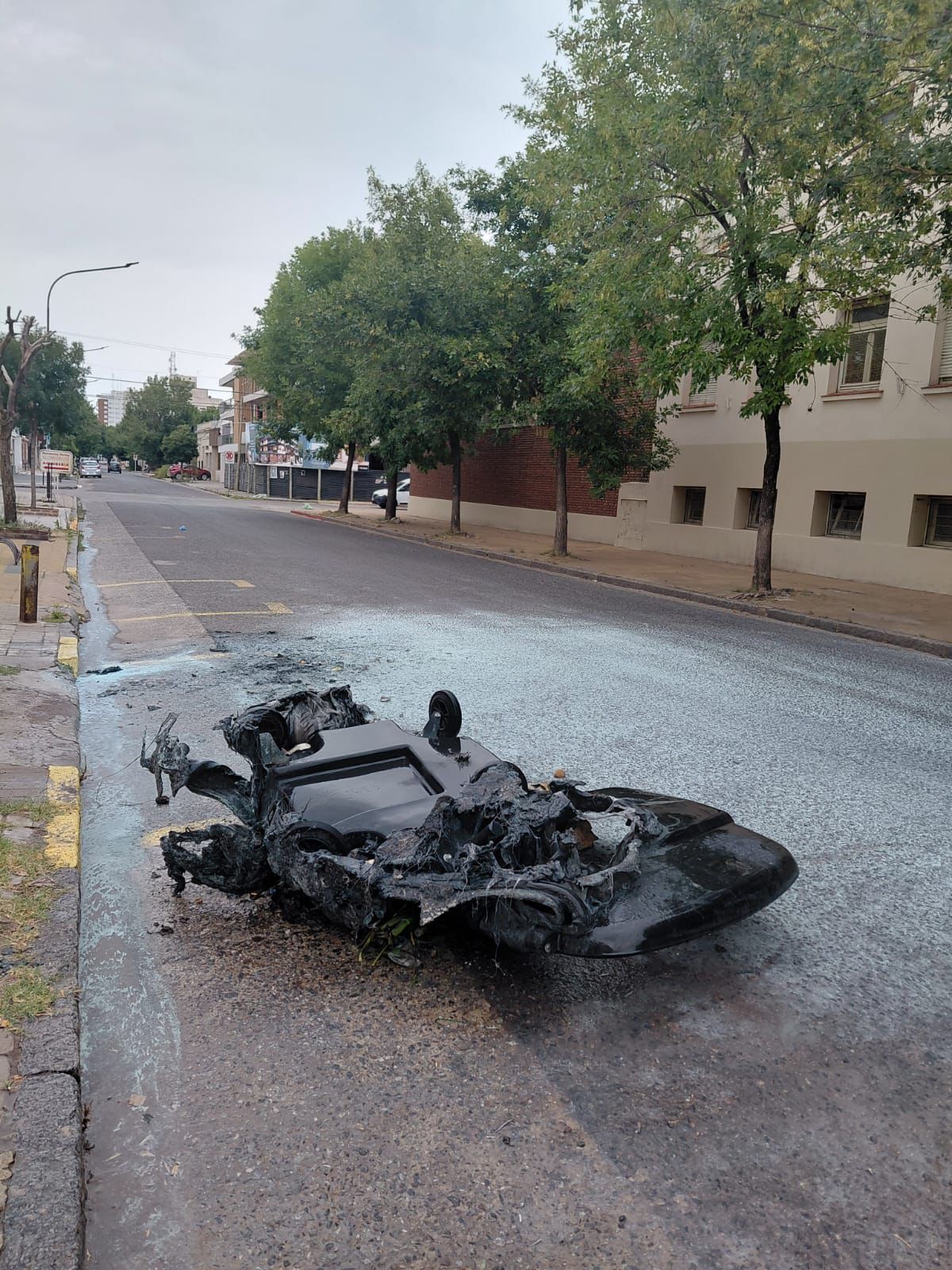 LA POLICÍA INTERVINO ANTE LA QUEMA DE DOS CONTENEDORES EN LA VÍA PÚBLICA, IDENTIFICANDO A SU AUTOR