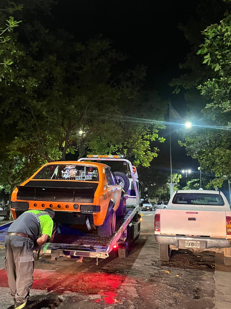 LA DIRECCIÓN DE TRÁNSITO Y POLICÍA MOTORIZADA SECUESTRÓ UN AUTOMÓVIL QUE GENERABA EXPLOSIONES Y RUIDOS MOLESTOS