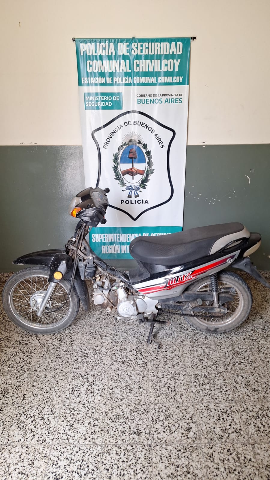 POLICÍA COMUNAL DE CHIVILCOY ESCLARECE LA SUSTRACCIÓN DE UNA MOTO, APREHENDE A UN MENOR Y RESTITUYE EL RODADO A SU PROPIETARIO