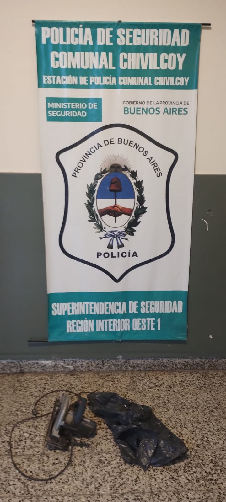 LA POLICIA COMUNAL DE CHIVILCOY TRAS UN IMPORTANTE DESPLIGUE TACTICO E INVESTIGATIVO ESCLARECE 2 HECHOS DE ROBOS CALIFICADOS OCURRIDOS EN EL DIA DE LA FECHA   RECUPERANDO LOS ELEMENTOS SUSTRAIDOS, UNA MOTO DE GRAN CILINDRADA, RESTITUYENDO TODO A SUS PROPIETARIOS , DETENIENDO A DOS MUJERES IMPUTADAS DE LOS MISMOS