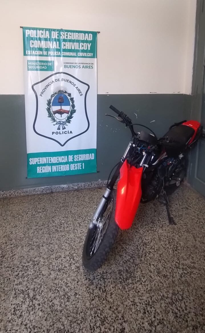 LA POLICIA COMUNAL DE CHIVILCOY ESCLARECIÓ LA SUSTRACCIÓN DE UNA MOTO Y SE LA RESTITUYE A SU PROPIETARIO. UN MENOR IMPUTADO”
