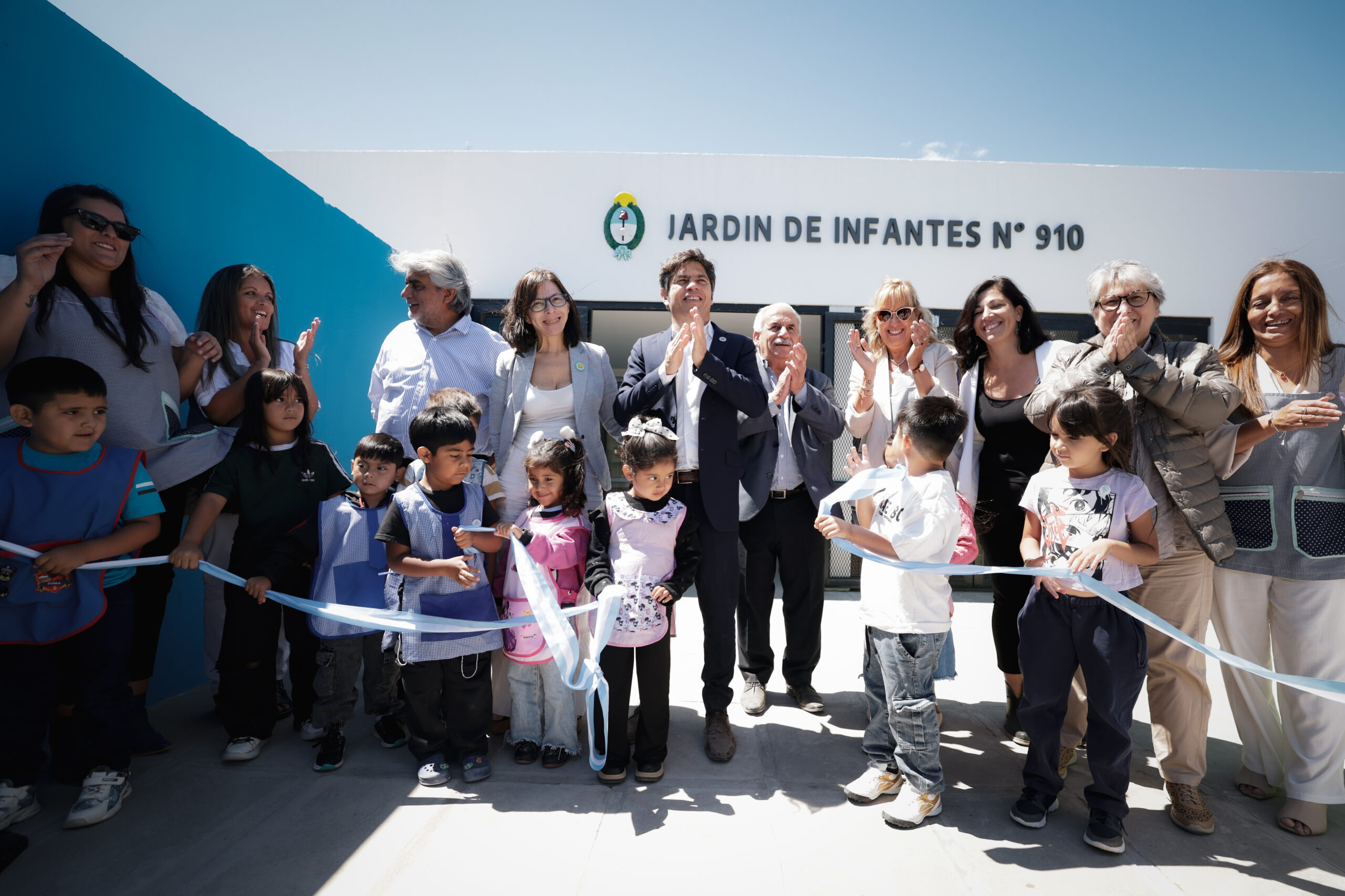 El Gobernador Kicillof inauguró el nuevo edificio del Jardín de Infantes N°910 y recorrió los avances de obras de infraestructura en el distrito.