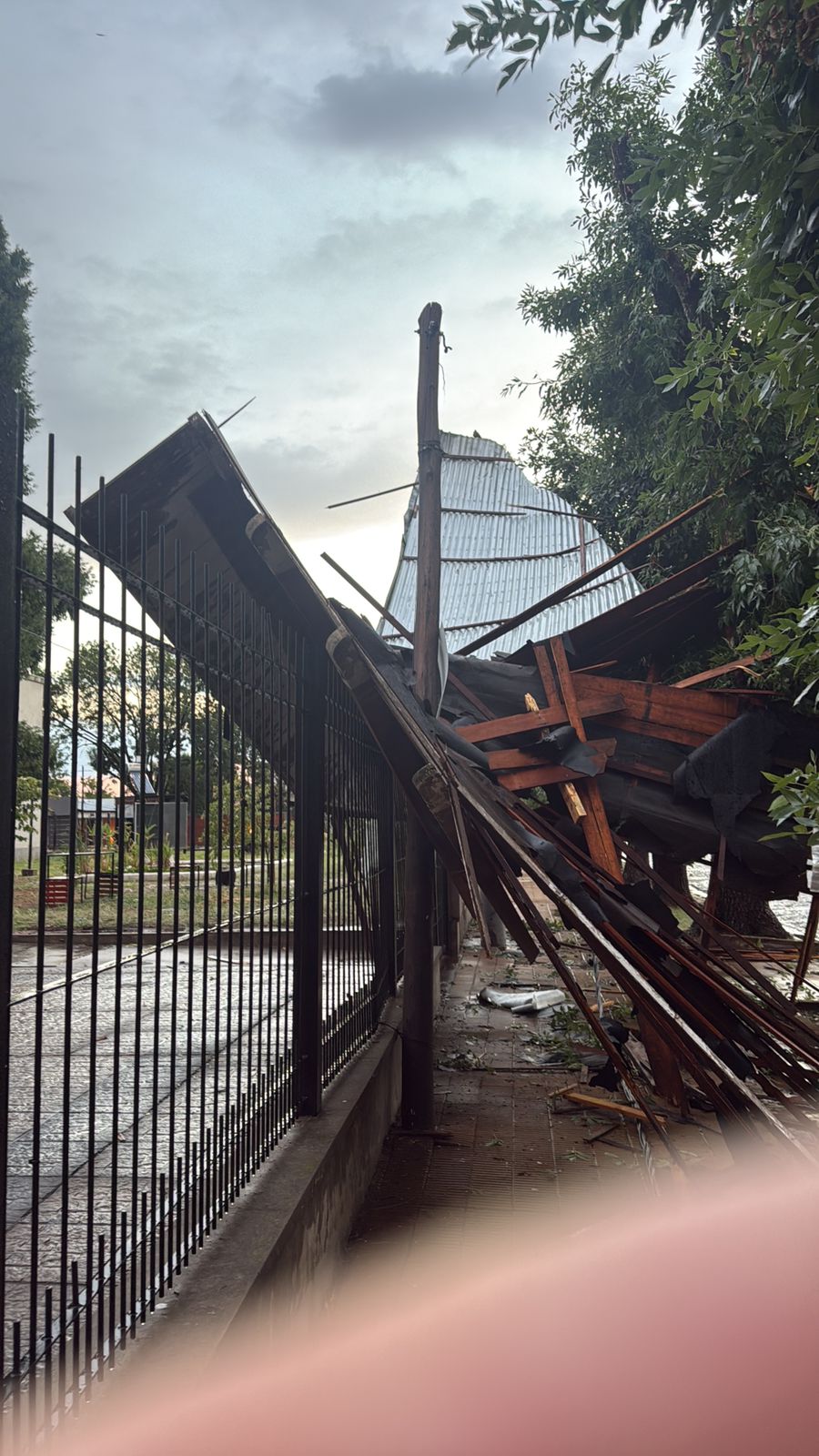Fuertes ráfagas de viento y abundante lluvia provocaron daños en el Centro Universitario de Chivilcoy. Servicios Públicos y áreas de emergencia se encuentran trabajando en distintos puntos de la ciudad.