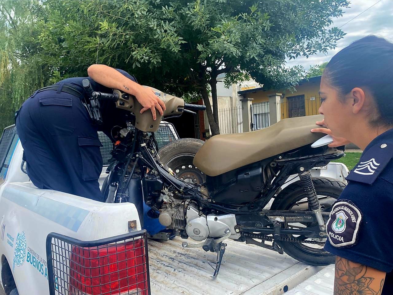DETENCION DE UN MENOR Y RECUPERACION DE UNA MOTO ABANDONADA EN VIA PUBLICA