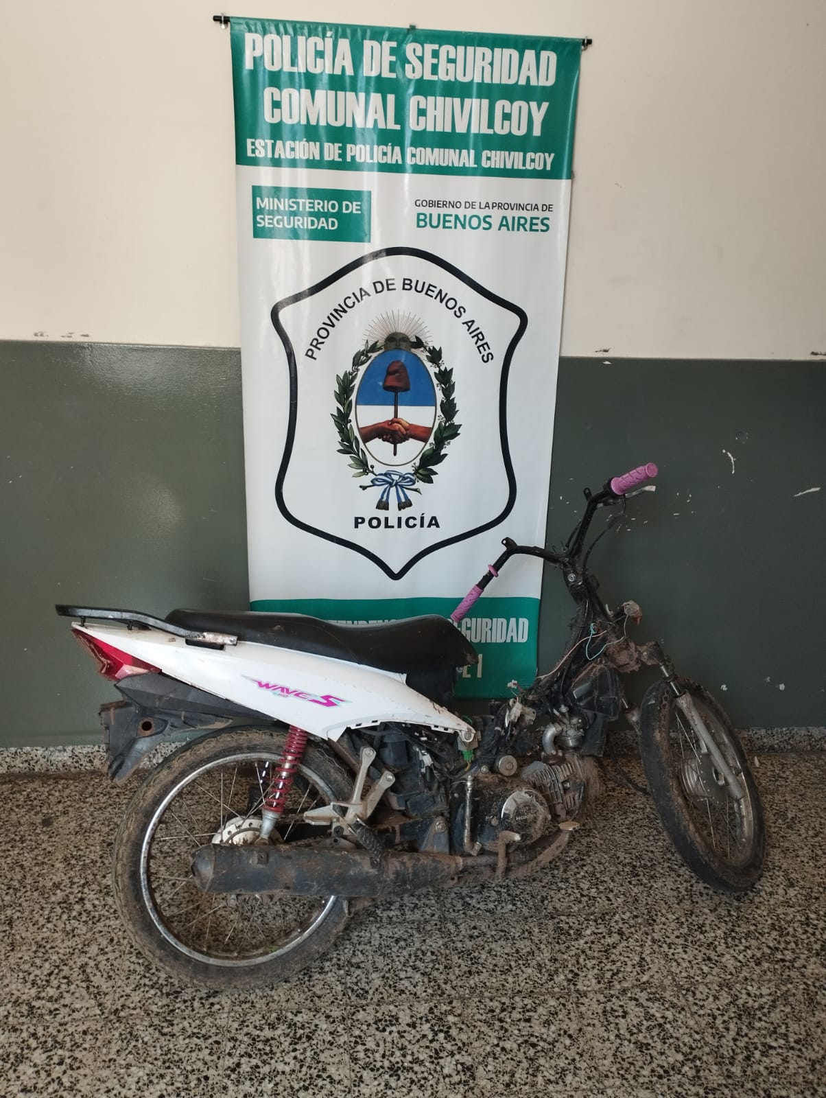 LA POLICÍA COMUNAL, JUNTO A LA DIRECCIÓN DE TRÁNSITO, RECUPERA UNA MOTO SUSTRAÍDA Y DETIENE A UN MENOR DE EDAD