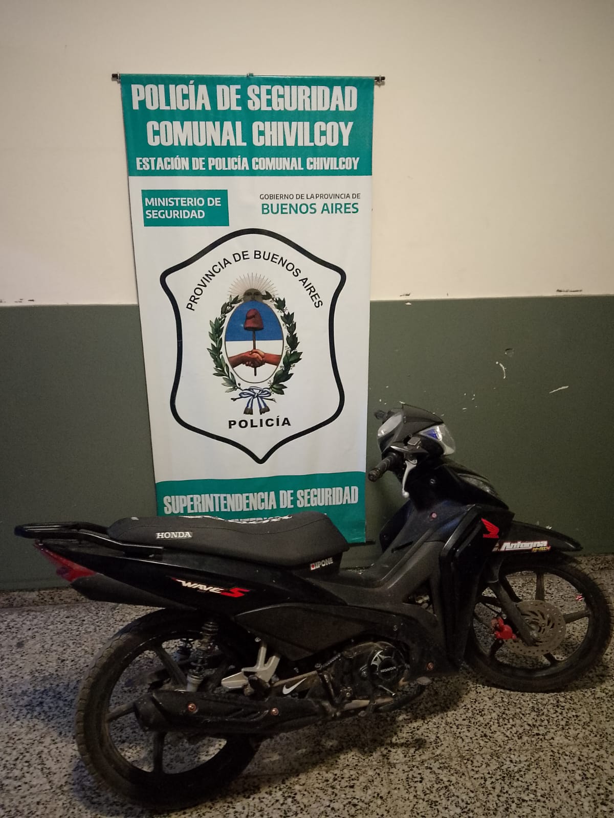 EN EL OPERATIVO SATURACIÓN REALIZADO EN EL BARRIO BLANCO , LA POLICÍA RECUPERÓ UNA MOTO QUE FUE SUSTRAÍDA EN CABA Y DETIENEN A SU CONDUCTOR POR ENCUBRIMIENTO