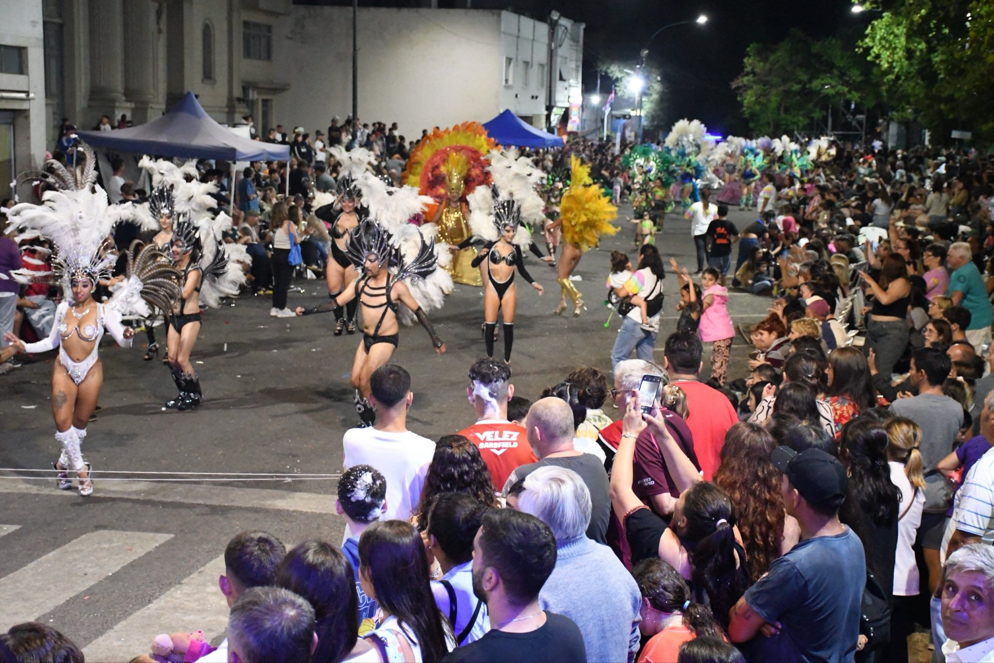 La segunda noche de los Carnavales de Chivilcoy volvió a ser una verdadera fiesta popular y superó ampliamente la convocatoria de la jornada inaugural.