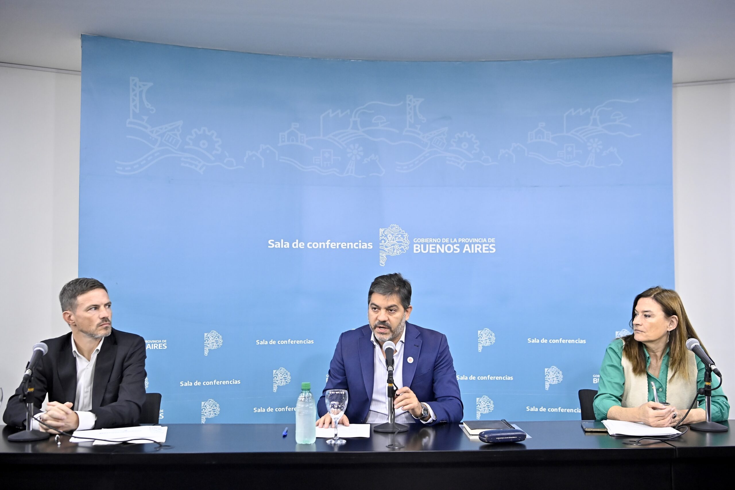 MINISTROS DE GOBIERNO, CARLOS BIANCO; DE PRODUCCIÓN, CIENCIA E INNOVACIÓN TECNOLÓGICA, AUGUSTO COSTA; Y LA MINISTRA DE MUJERES Y DIVERSIDAD, ESTELA DÍAZ.