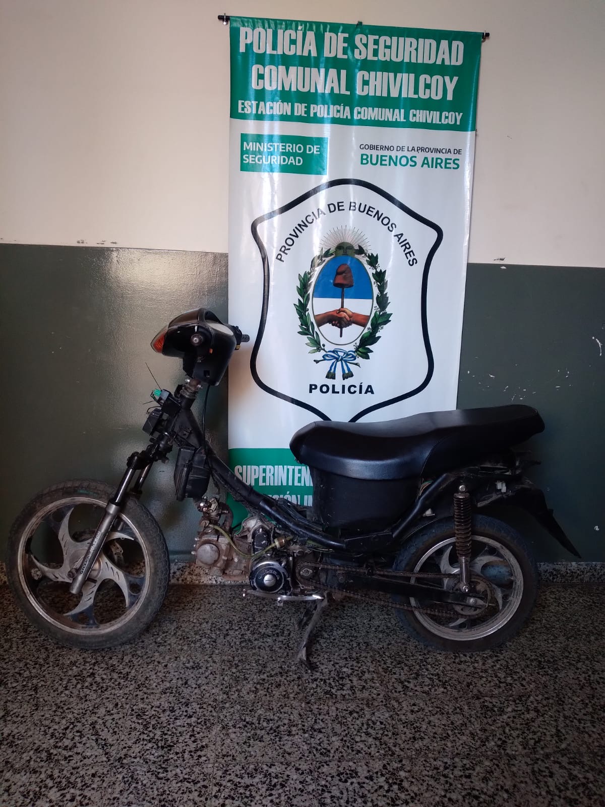 LA DIRECCIÓN DE TRÁNSITO Y POLICÍA COMUNAL DETIENEN A TRES PERSONAS QUE CIRCULABAN EN UNA MOTO SUSTRAÍDA