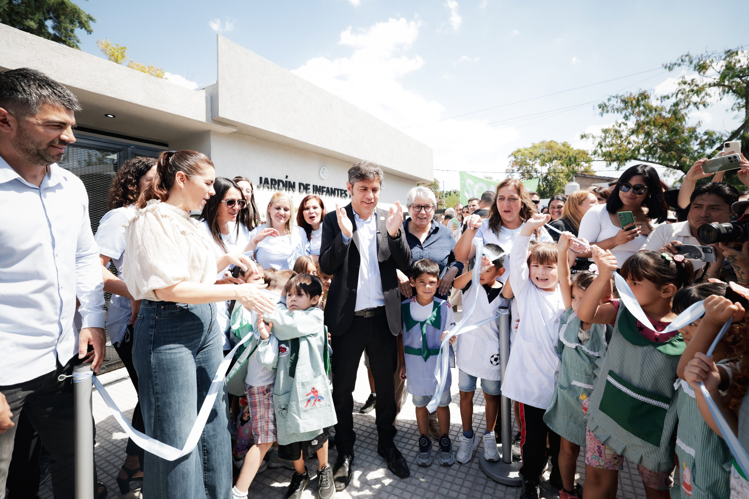 MORENO-Kicillof: “Reactivamos las obras paralizadas por el Gobierno nacional para llevar mejor educación pública a los pibes y pibas”