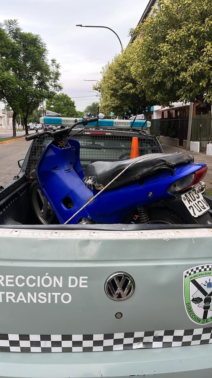 LA DIRECCIÓN DE TRÁNSITO JUNTO CON LA POLICÍA COMUNAL DETIENEN A UN MENOR Y RECUPERAN UNA MOTO SUSTRAIDA