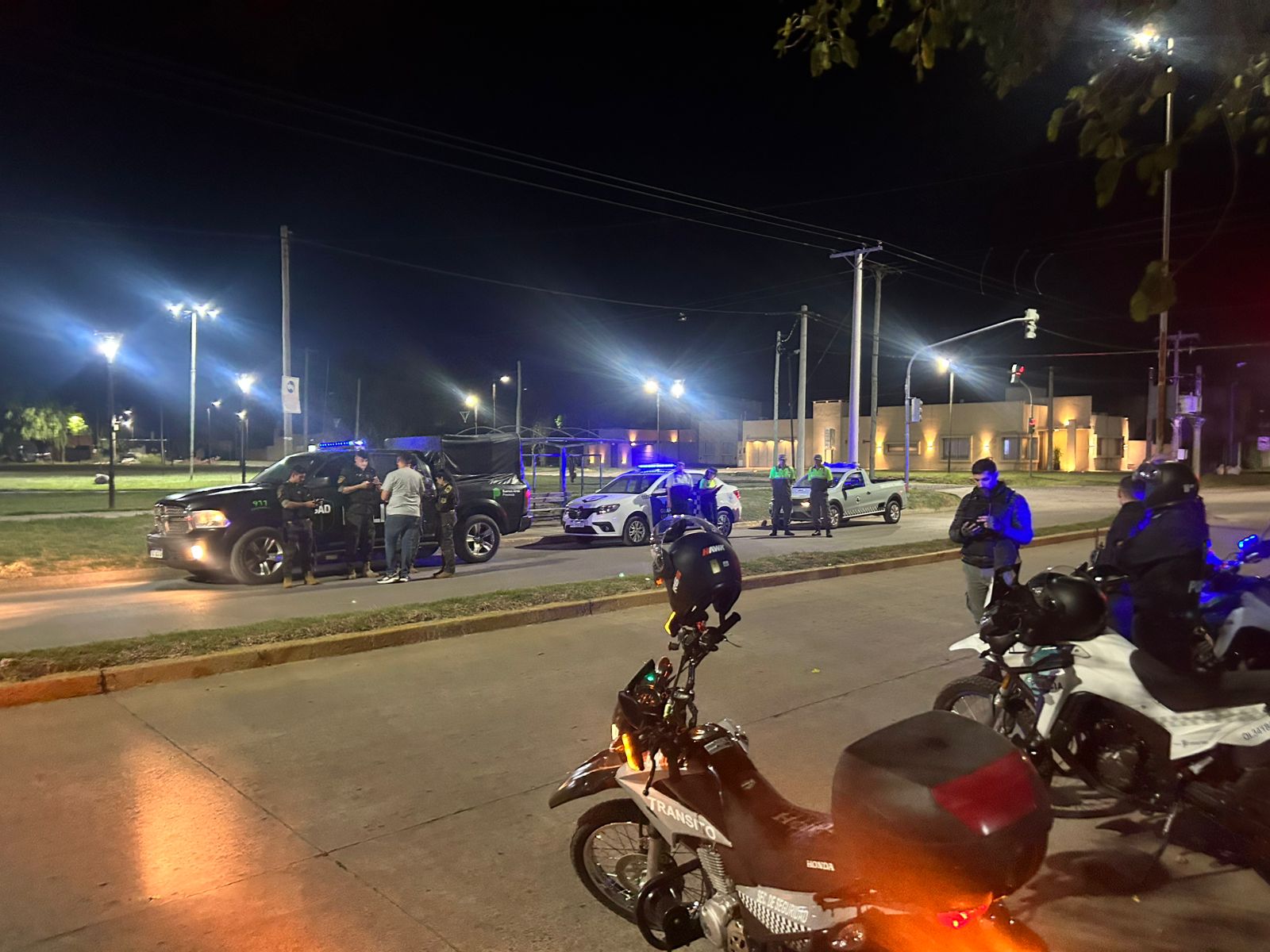 Operativos de saturación en barrios: identificaciones de personas y tres motos secuestradas