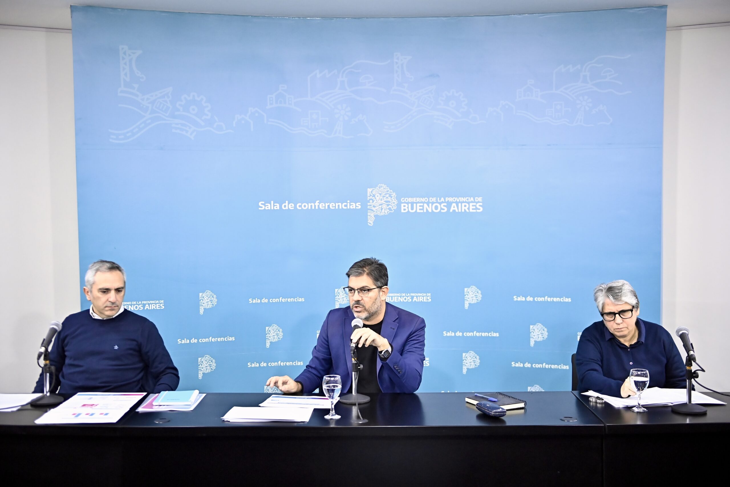 CONFERENCIA DE PRENSA DEL 27 DE ABRIL 2026 DE; MINISTROS DE GOBIERNO, CARLOS BIANCO; DE DESARROLLO DE LA COMUNIDAD, ANDRÉS LARROQUE; Y DIRECTORA GENERAL DE CULTURA Y EDUCACIÓN, FLAVIA TERIGI.