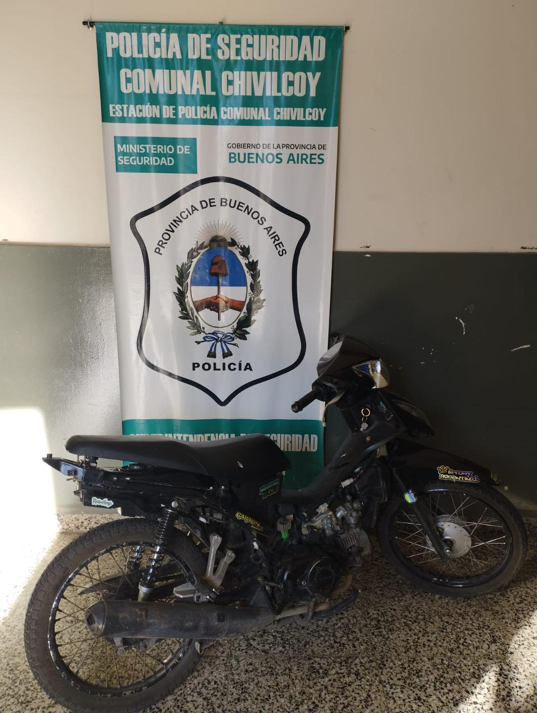 EN UN OPERATIVO CONJUNTO ENTRE LA DIRECCIÓN DE TRÁNSITO Y LA POLICÍA COMUNAL, SECUESTRAN UNA MOTO SUSTRAÍDA EN LOBOS