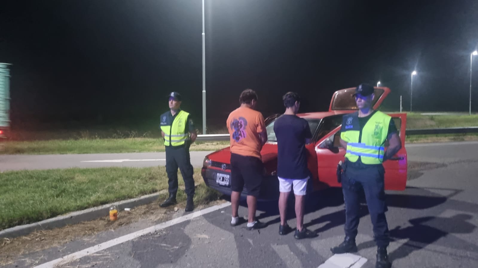 LA POLICÍA VIAL DE CHIVILCOY, EN OPERATIVO, DETIENE A DOS PERSONAS Y SECUESTRA DROGA