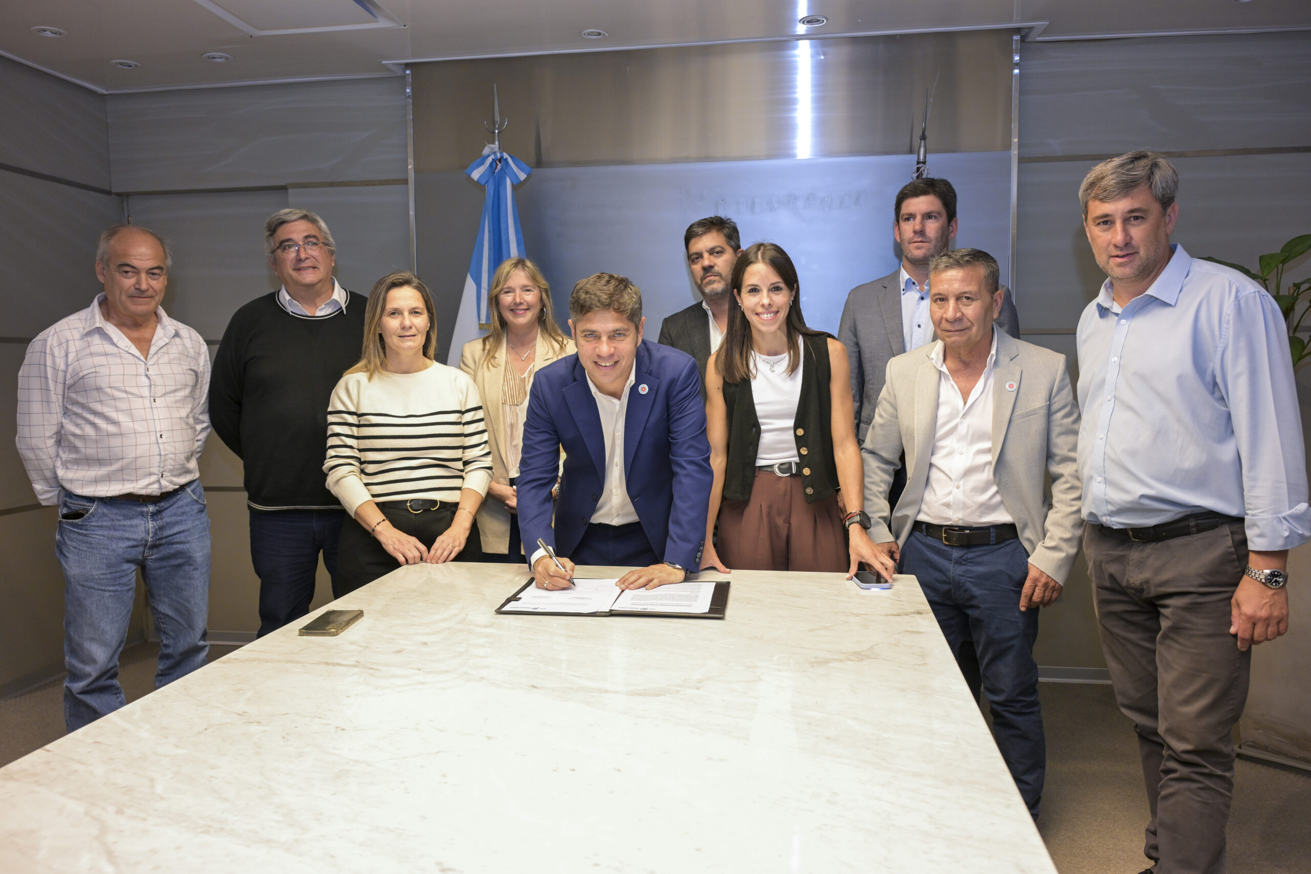 Kicillof, Rodríguez y Álvarez Rodríguez firmaron planes de caminos rurales