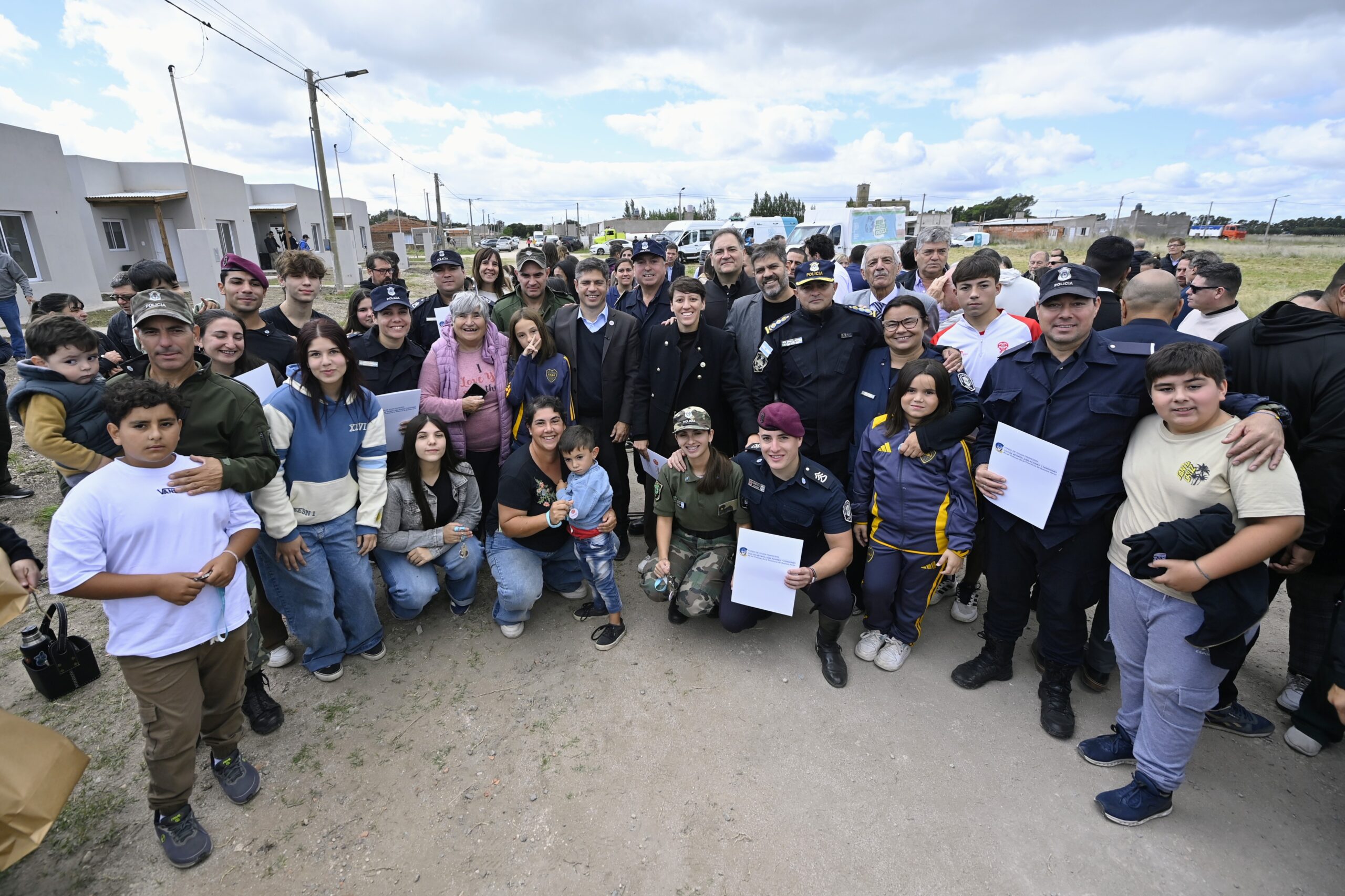 ADOLFO GONZALES CHAVES-Kicillof entregó viviendas a familias de De la Garma