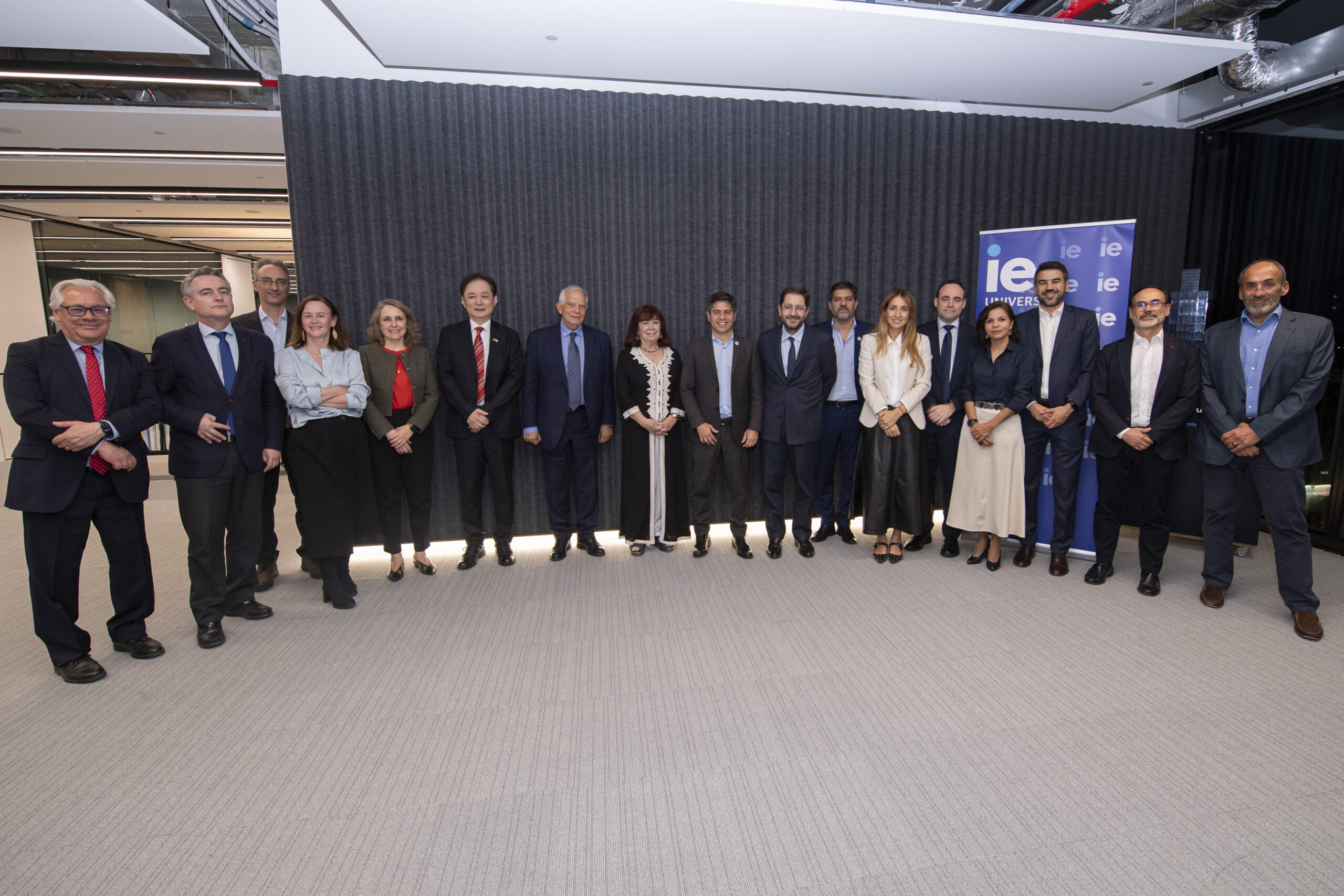 Se realizó una cena en honor al gobernador Kicillof en España