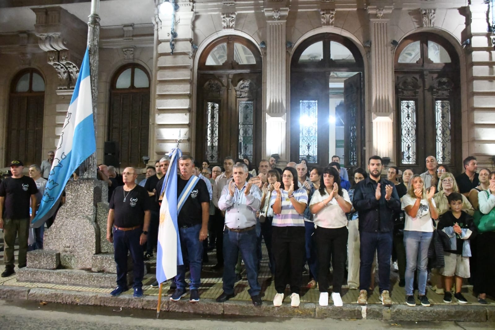 Emotiva vigilia por Malvinas en Chivilcoy: participaron veteranos, vecinos y autoridades