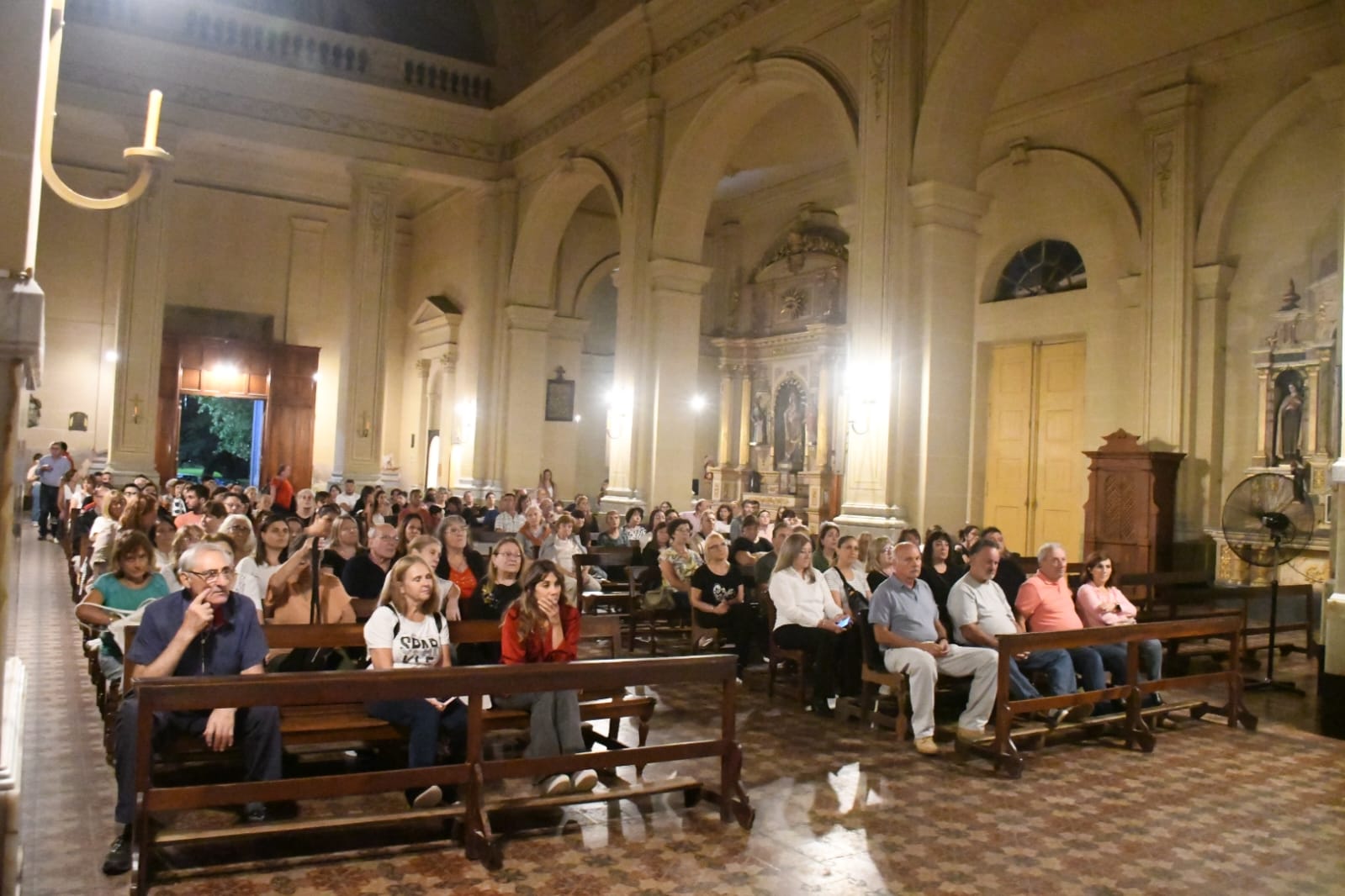 El Intendente y funcionarios acompañaron el Via Crucis y celebración en Parroquia San Pedro Apóstol