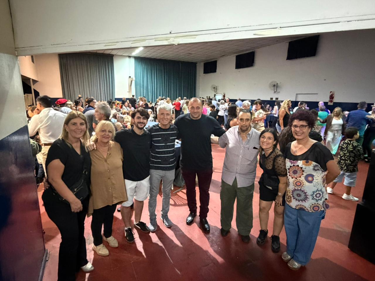 Funcionarios municipales acompañaron la cena y baile solidario de ALCEC Chivilcoy