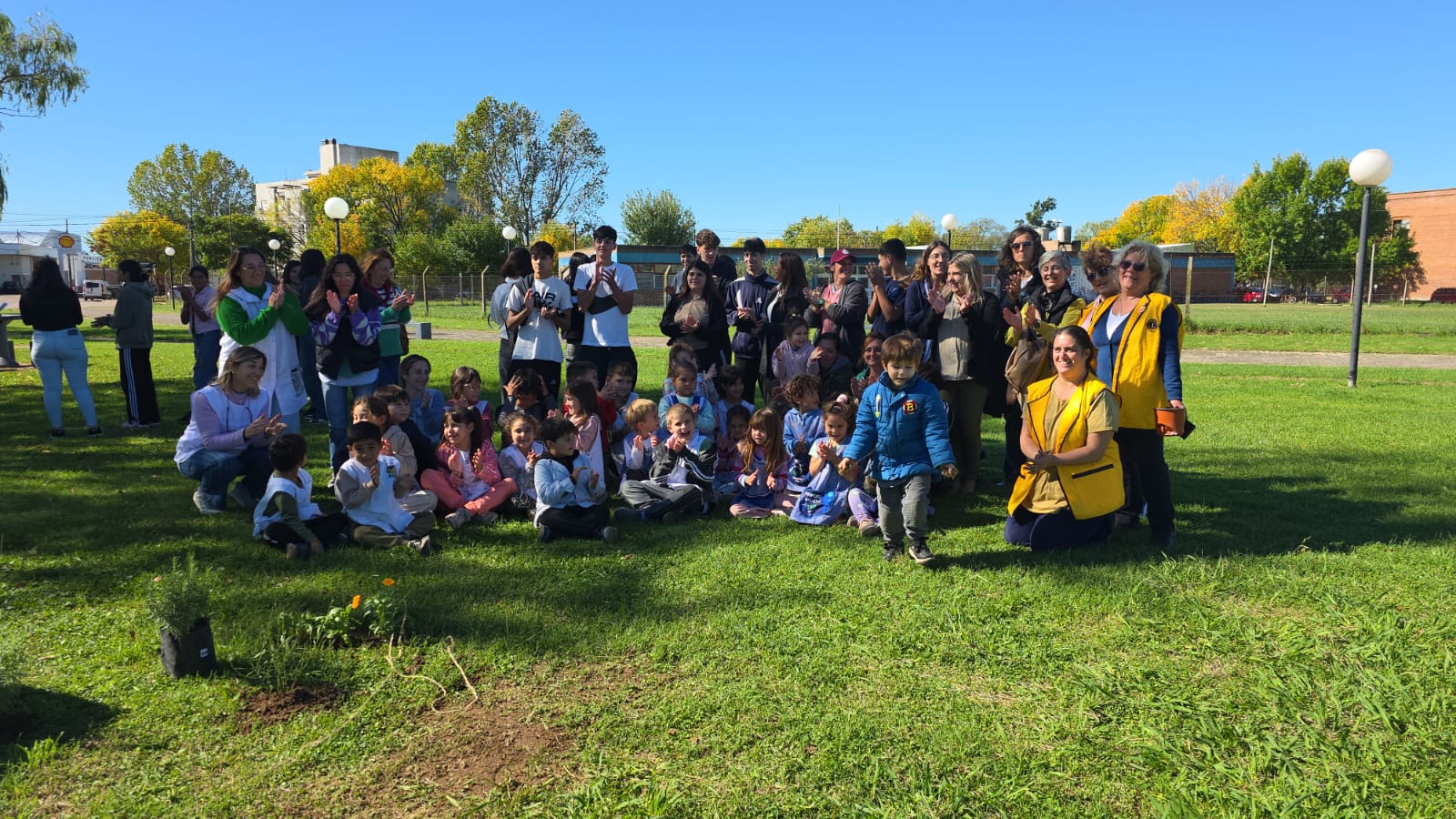 Lanzaron el proyecto “Que vuelvan los polinizadores” en el Paseo Guernica proyecto escolar que reunió al municipio y varias instituciones