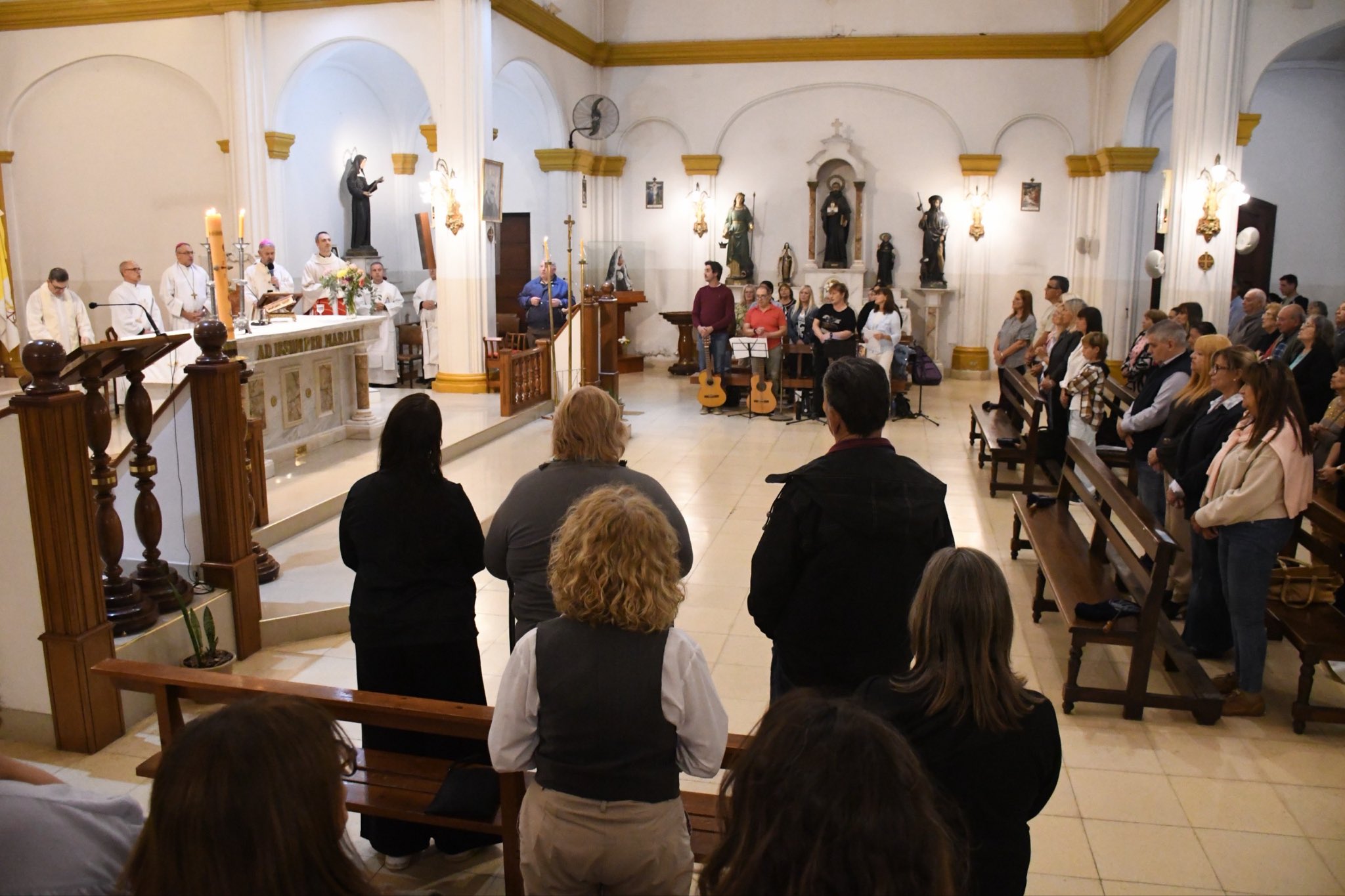 El intendente Guillermo Britos, junto a funcionarios municipales, participó de la misa de inicio del ministerio pastoral del Padre Federico Lagoa en la Parroquia Nuestra Señora del Carmen.
