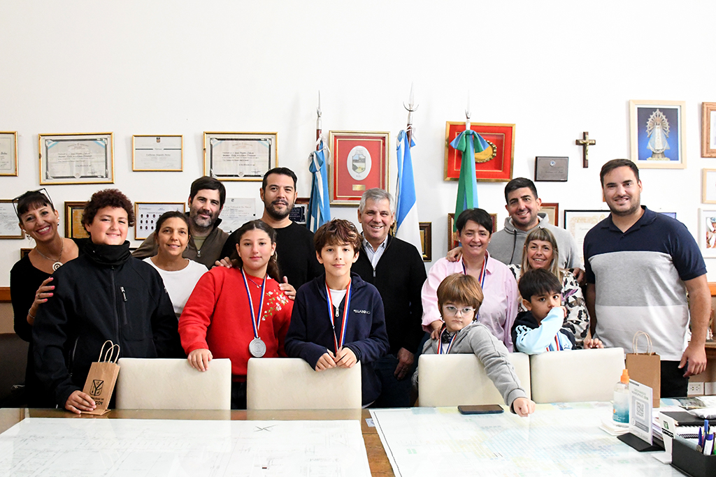 El intendente Guillermo Britos reconoció a la sensei Lorena Aicardo y a sus alumnos por su destacada actuación en el Panamericano de Paraguay