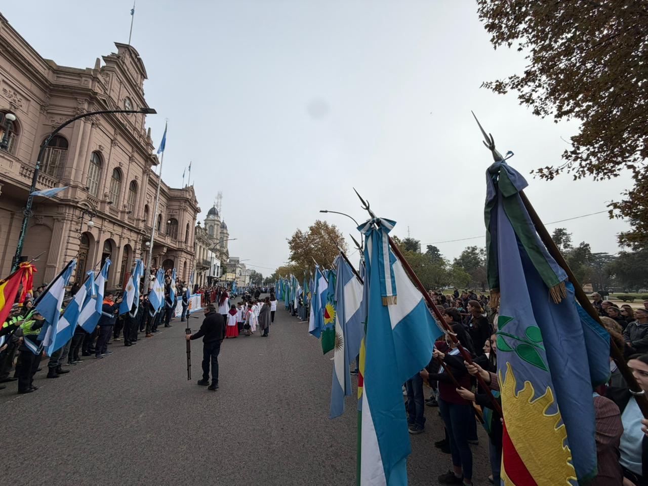 Acto del 25 de Mayo: “Ser libres no es solamente vivir en un país independiente. Ser libres es también animarse a pensar por uno mismo”