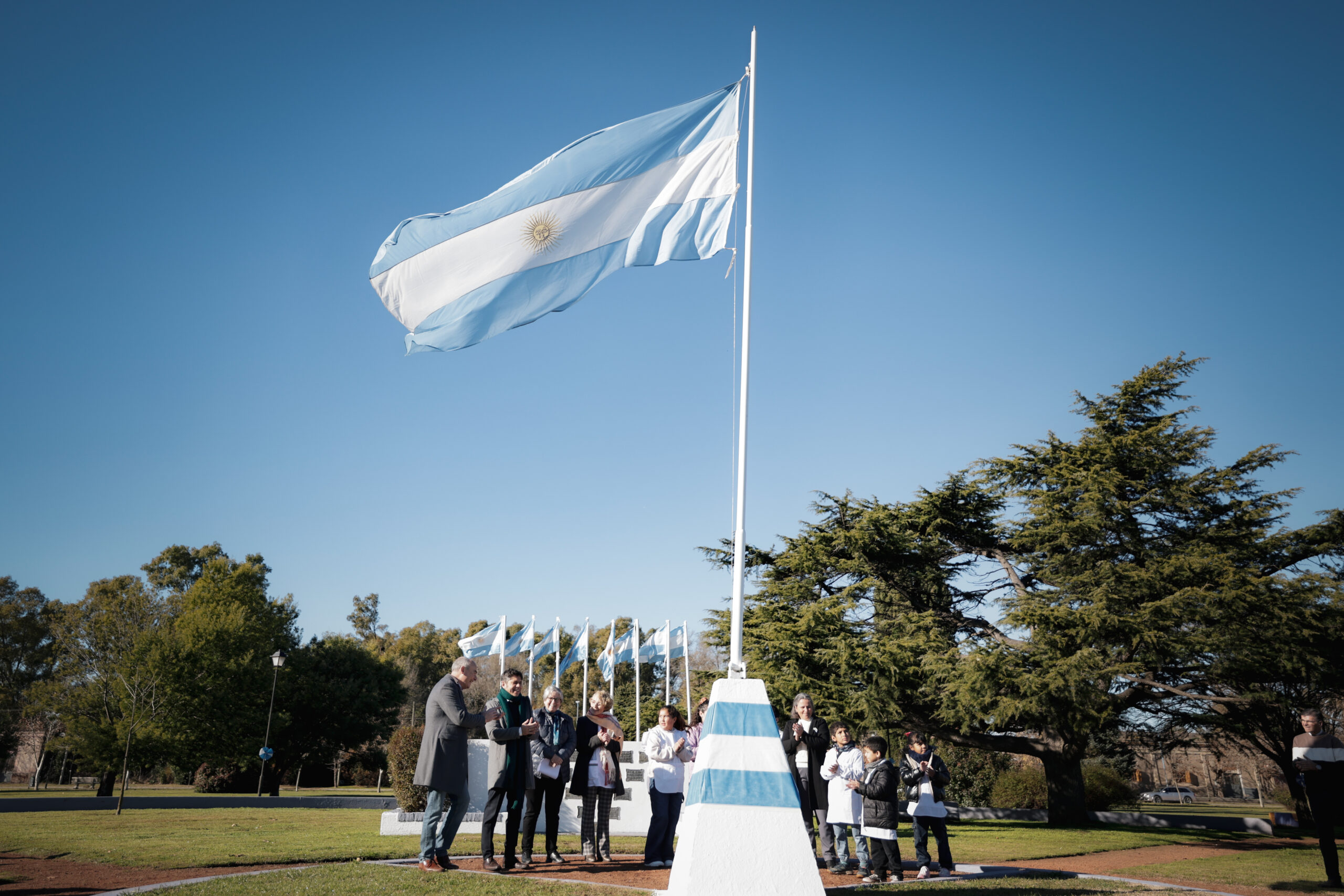 LAPRIDA-Kicillof encabezó la ceremonia de promesa a la bandera nacional de alumnos de la localidad rural de San Jorge