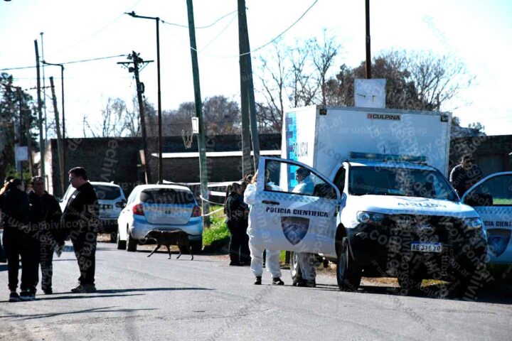 La Justicia y la Policía investigan las circunstancias que rodearon la muerte de un joven cuyo cuerpo fue hallado en la mañana de este domingo en un predio descampado ubicado en la intersección de Carlos Gardel y calle 21 de Chivilcoy.