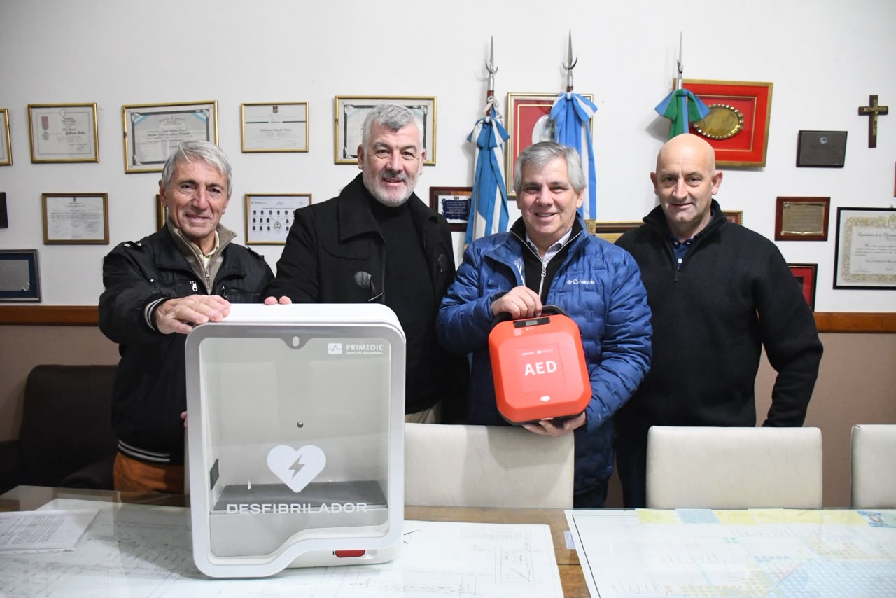 CAMUZZI donó un DEA al Municipio que fue recibido por el intendente y el secretario de salud