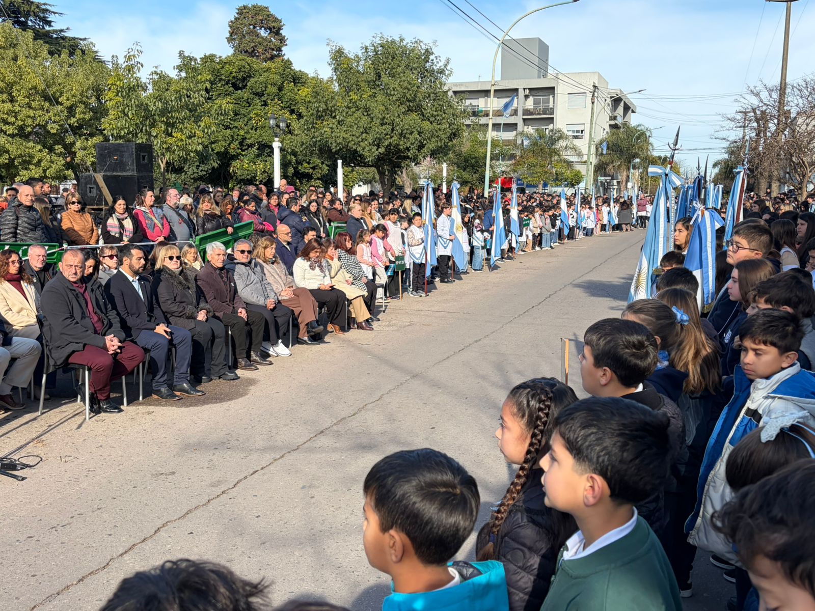 Cientos de vecinos colmaron la Plaza Belgrano acompañando el acto y la promesa de Lealtad a la Bandera