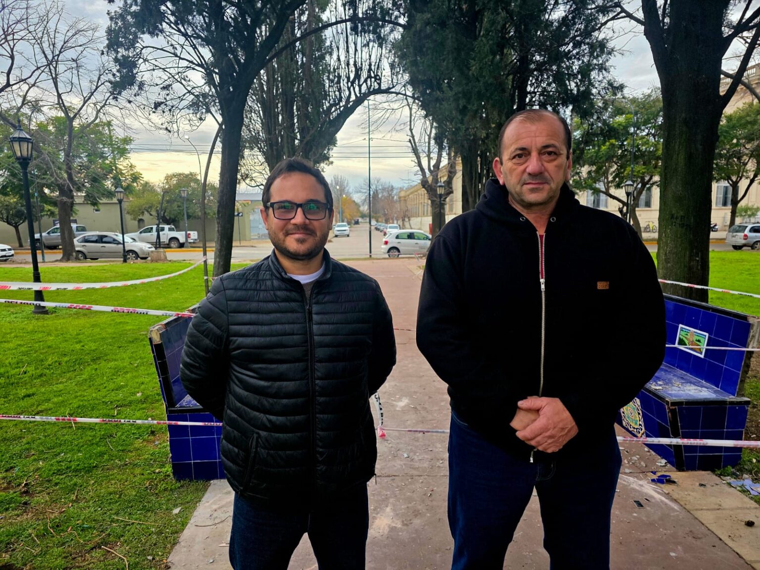 Trabajos de mantenimiento y restauración en los bancos de Plaza España