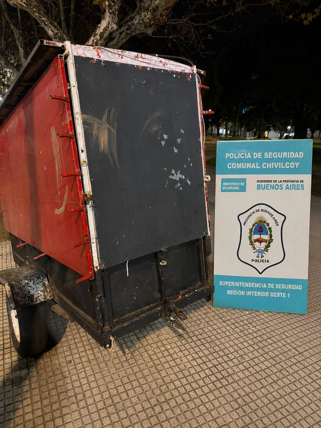 Fueron aprehendidos al intentar robar un tráiler comercial en la Plaza Principal