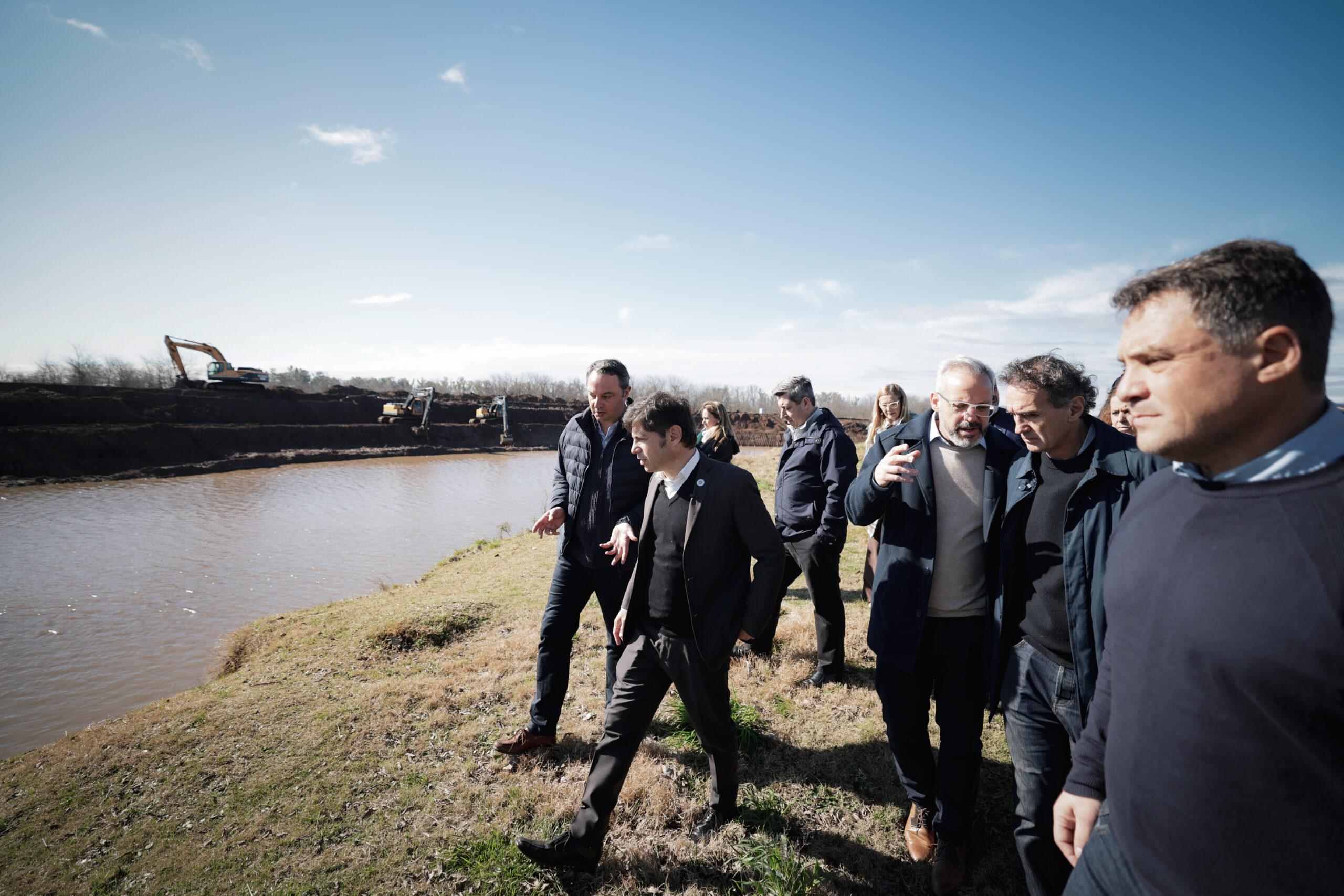 Kicillof recorrió los avances de la obra de adecuación del cauce del Río Areco