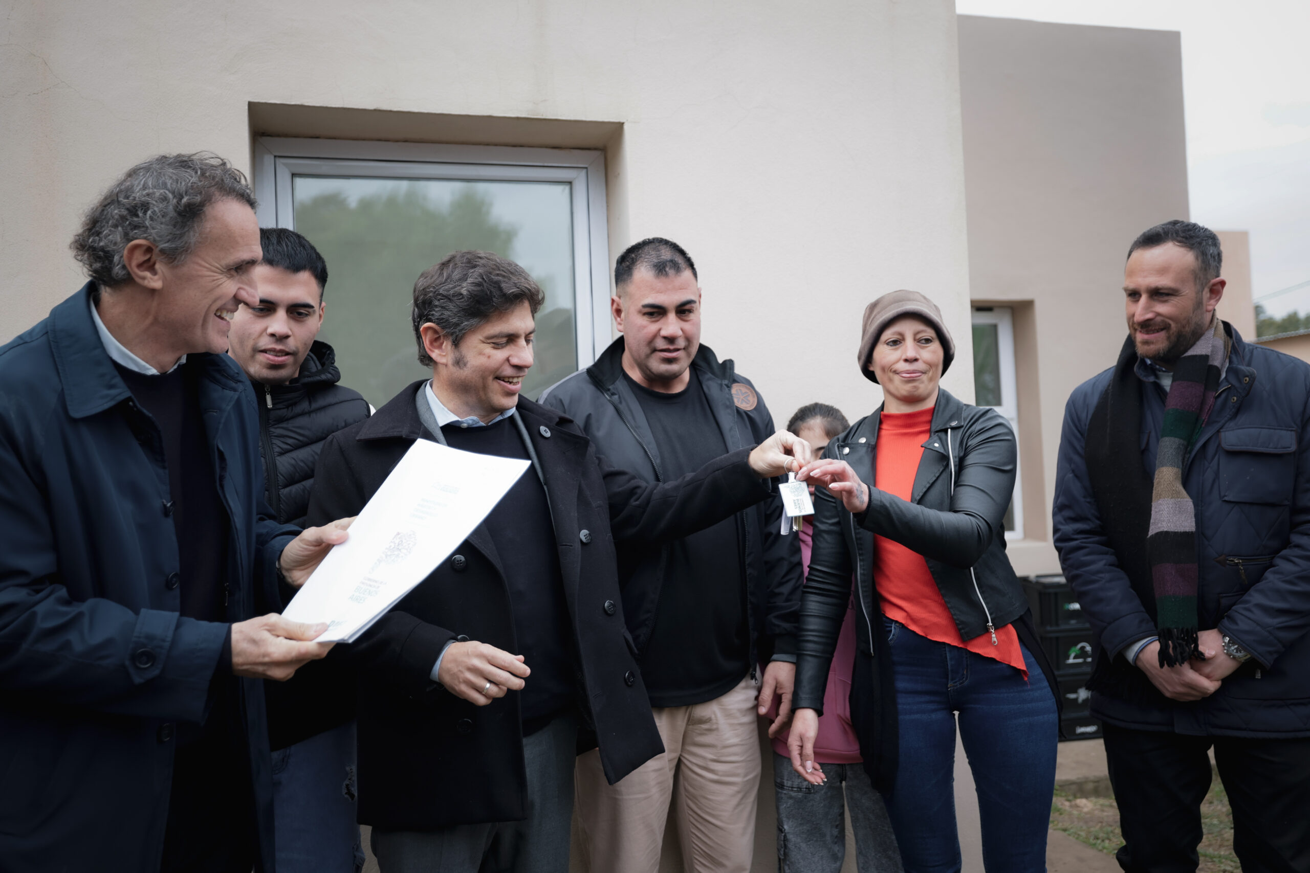 Kicillof entregó viviendas y escrituras a familias de Tapalqué