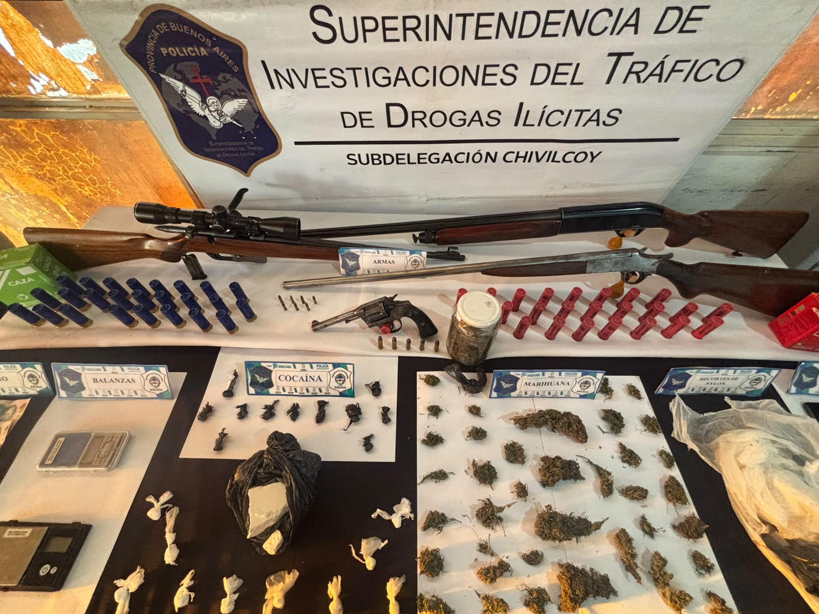 Tres allanamientos por venta de drogas: tres personas aprehendidas y secuestro de estupefacientes, armas y dinero