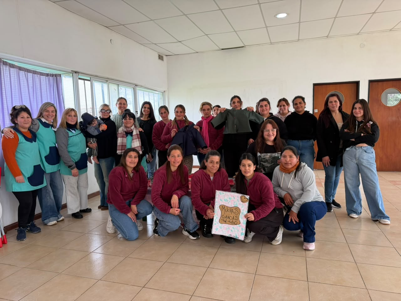 Articulación de las áreas: Entregaron pilotos de lluvia confeccionados en talleres municipales a niños del Centro de Primera Infancia